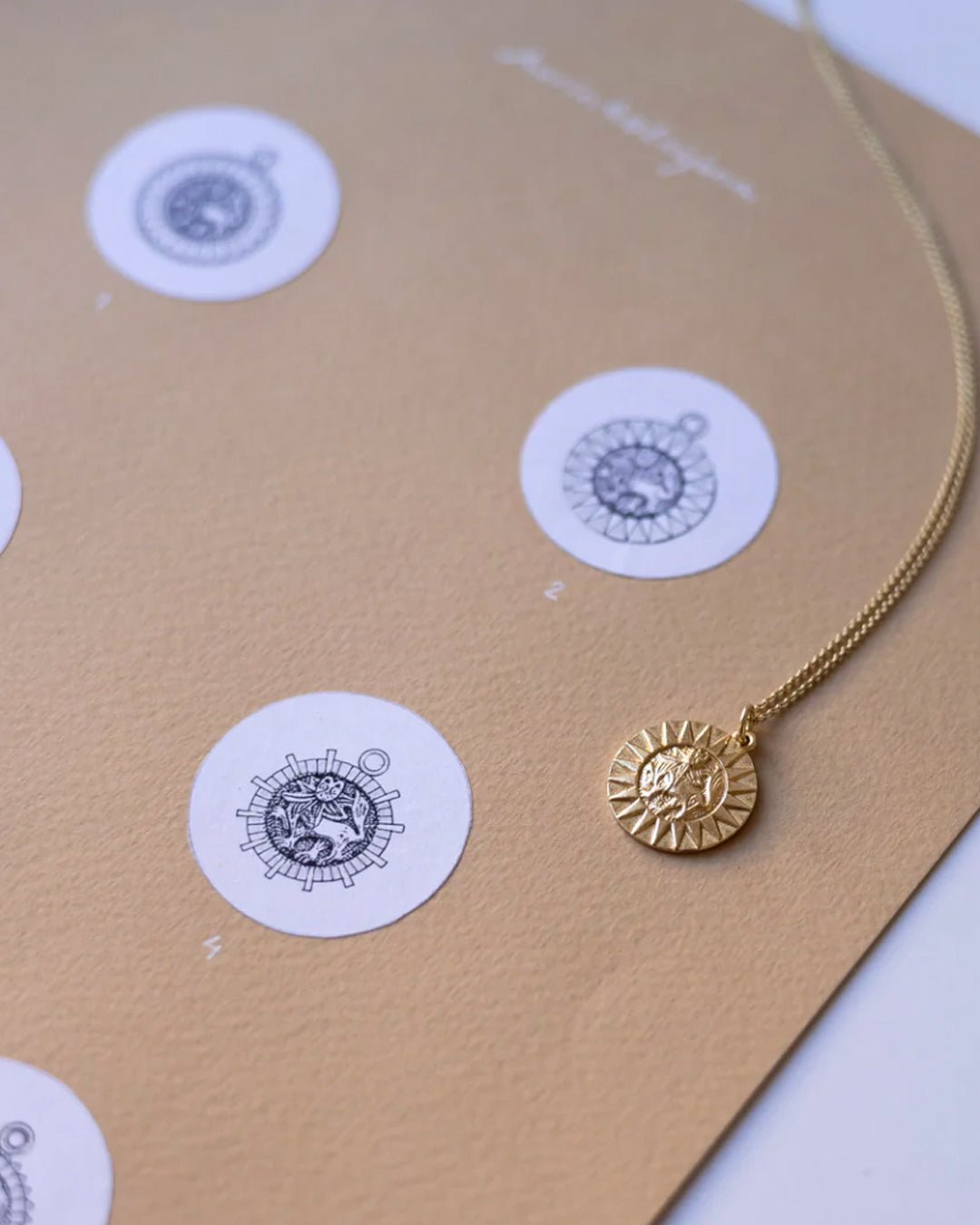 Ajatuksesta amuletiksi – muotoilija Lina Simons