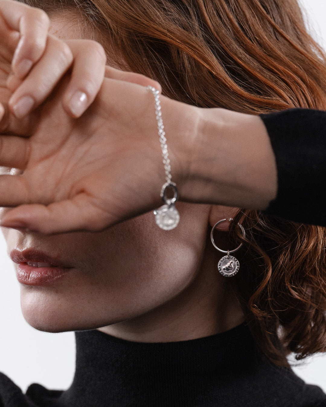 Amuletti-korvarenkaat pronssi