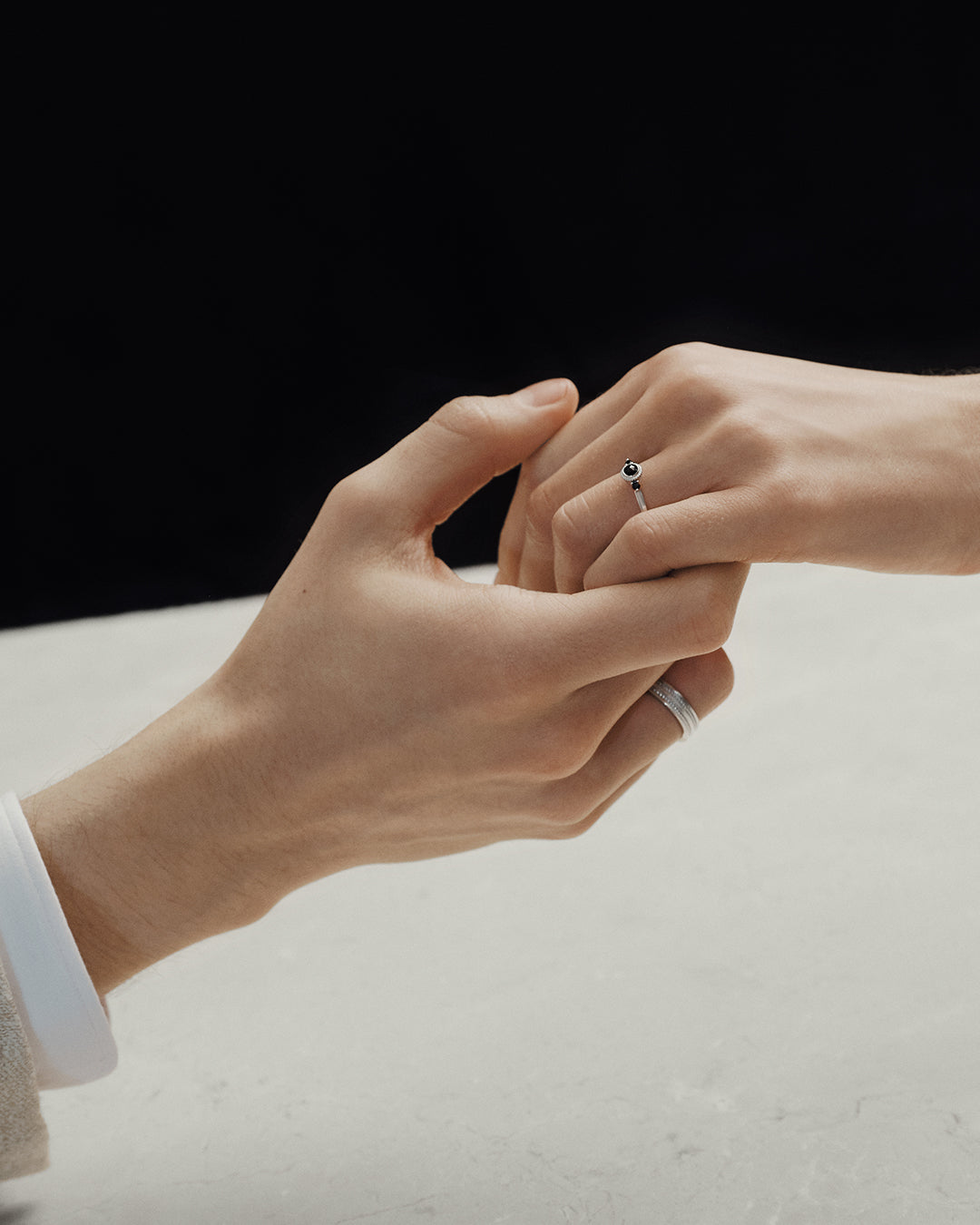 Valittu-sormus 3 kiveä musta kulta