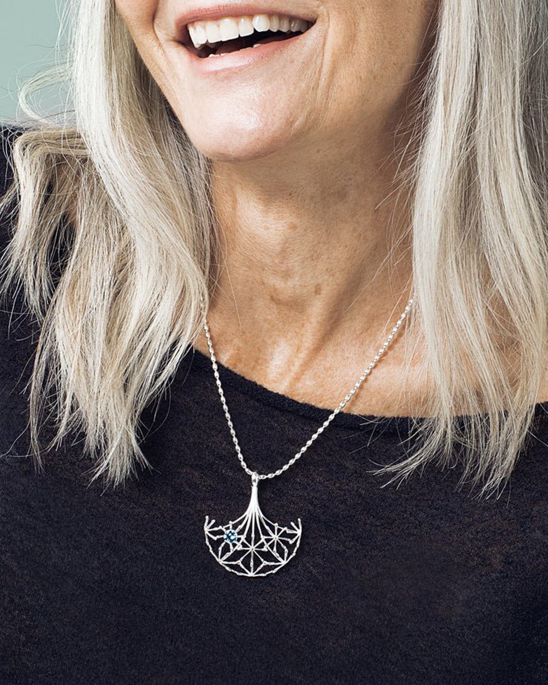 Naisen ääni -riipus hopea topaasi