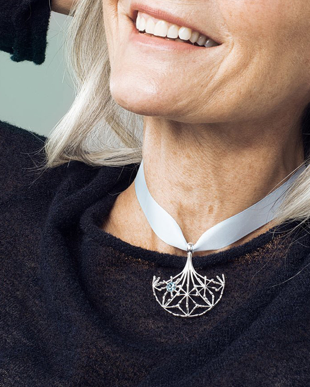 Naisen ääni -riipus hopea topaasi