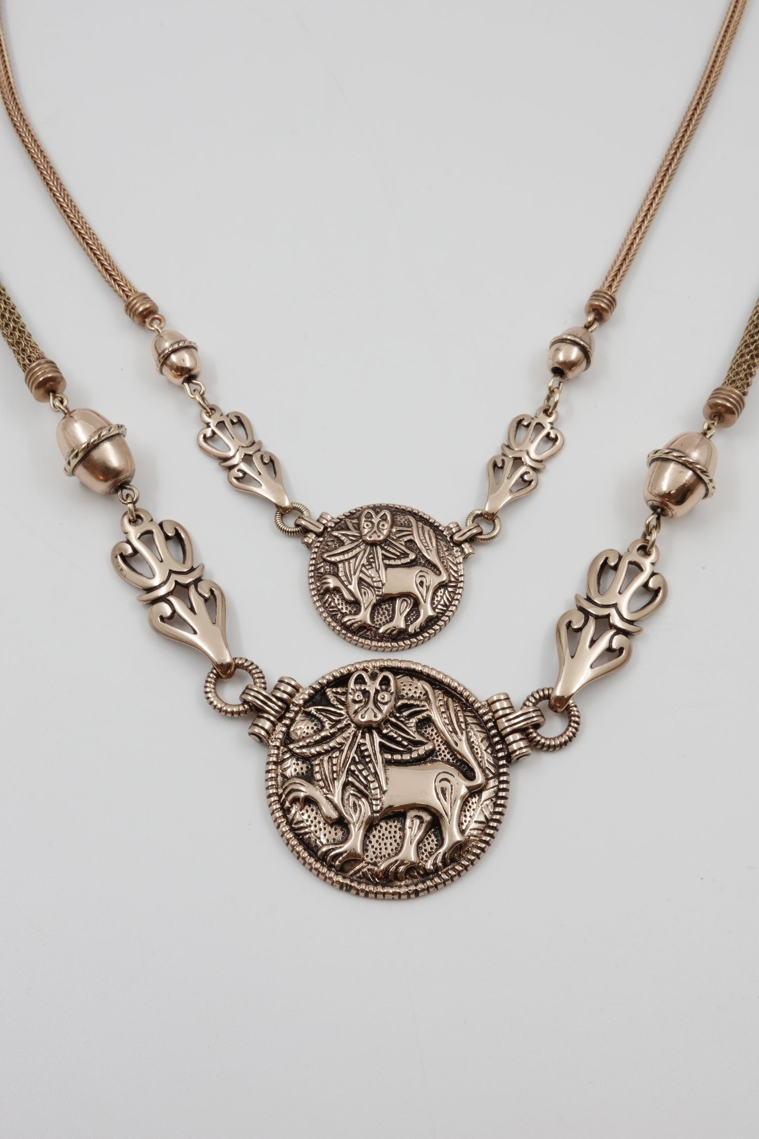 Kalevala-Pidetty-Aurinkoleijona-kaulakorut