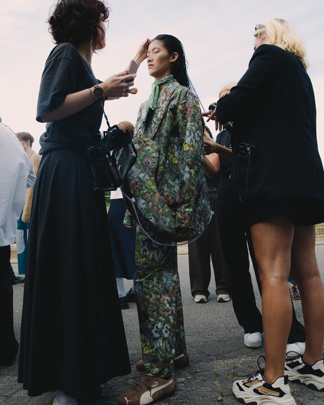 Mallit valmistautuvat Rolf Ekrothin muotinäytökseen Kööpenhaminan muotiviikoilla. Koruina on RAKAS Rolf Ekroth x Kalevala -korut.