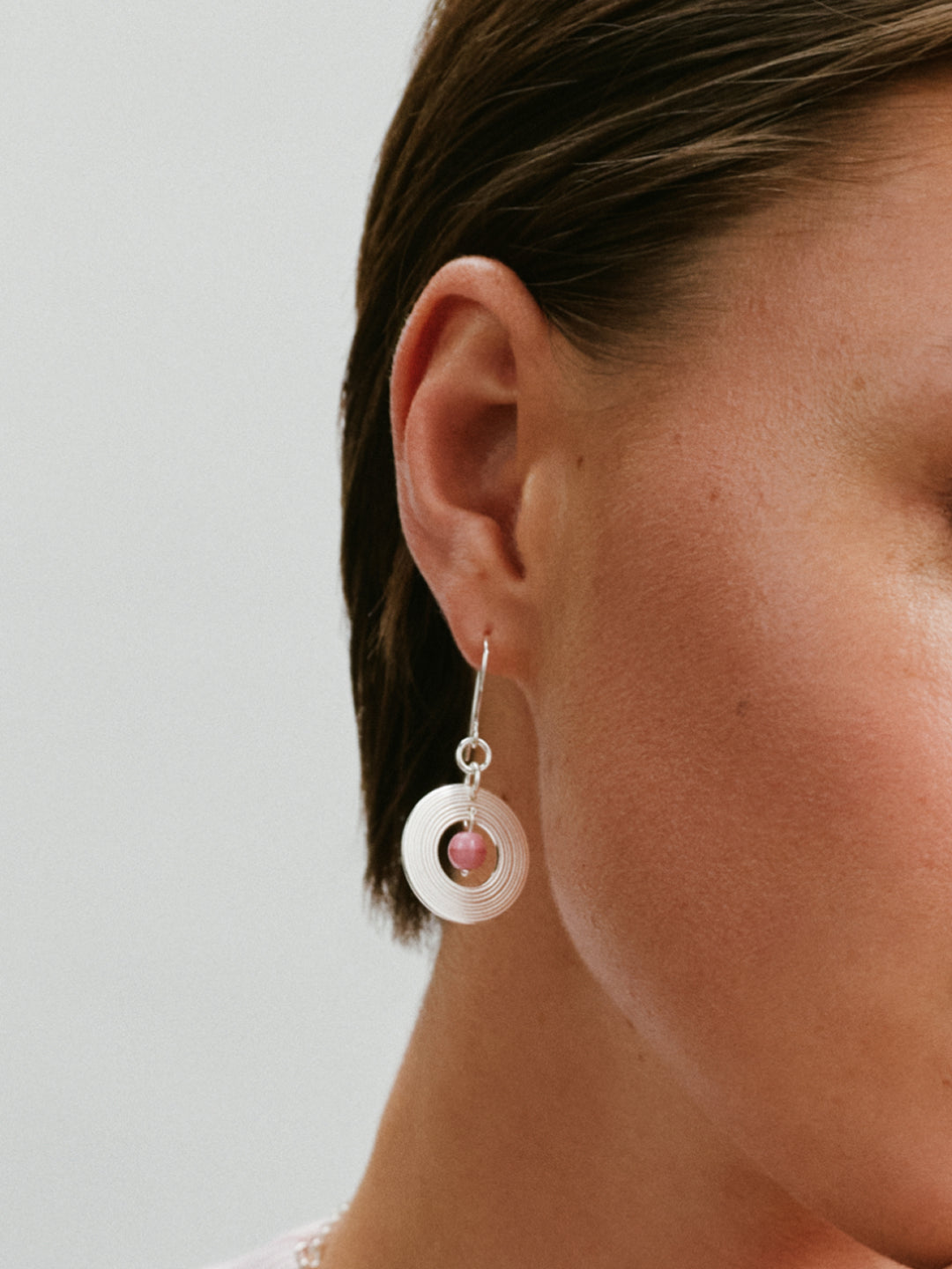 Pink Ribbon 2026 Kosmos single earring silver