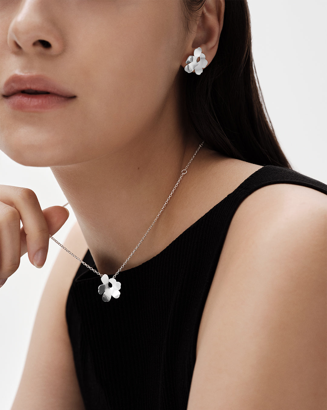 Unikko single miniature earring silver