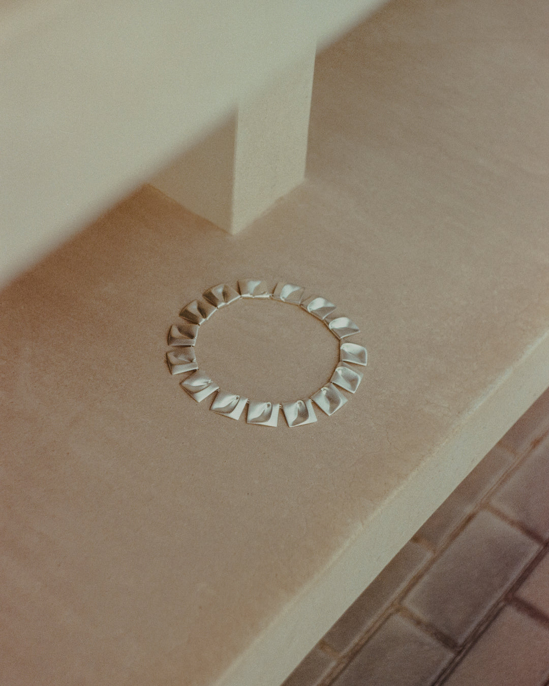 Planetaariset-laaksot-kaulakorut-tasanteella