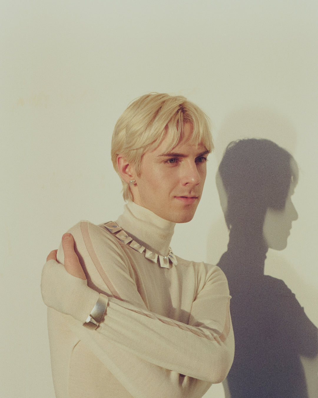 Björn-Weckströmin-ikoniset-korut-Planetaariset-laaksot-ja-Darinan-koru-Mikko-Puttosella-päällään