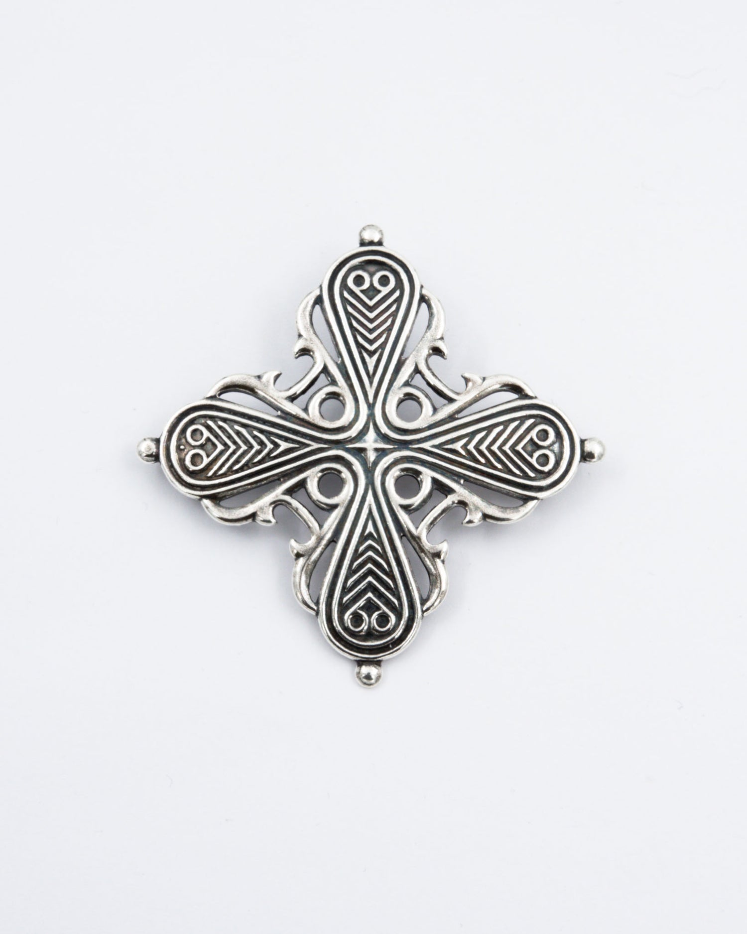 Pidetty Räisälän risti -rintakoru hopea