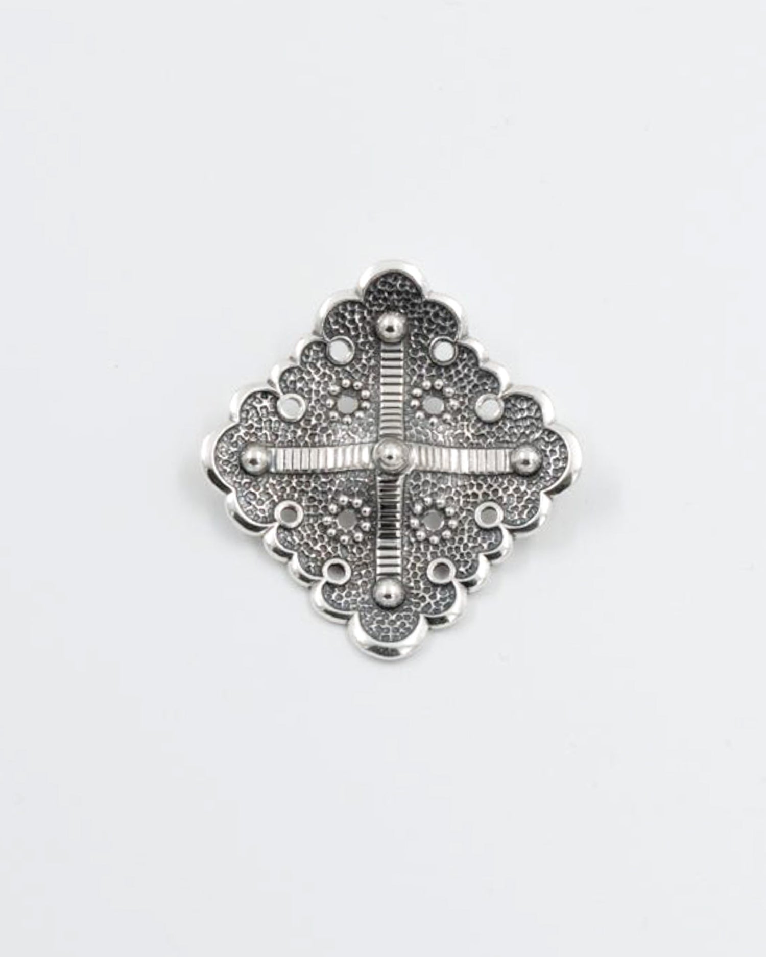 Pidetty Kilpi-solki hopea