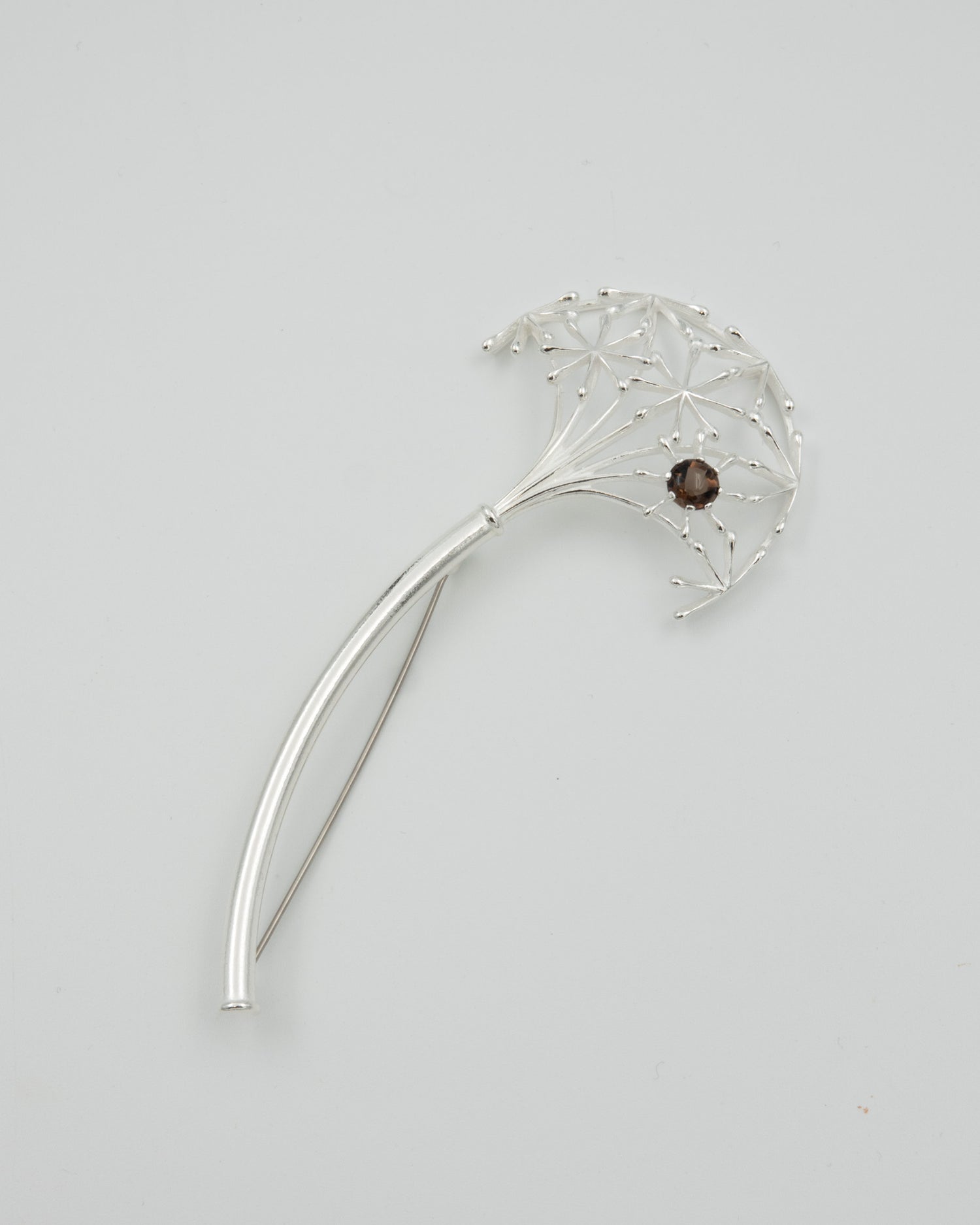 Pidetty Naisen ääni -rintakoru hopea savukvartsi