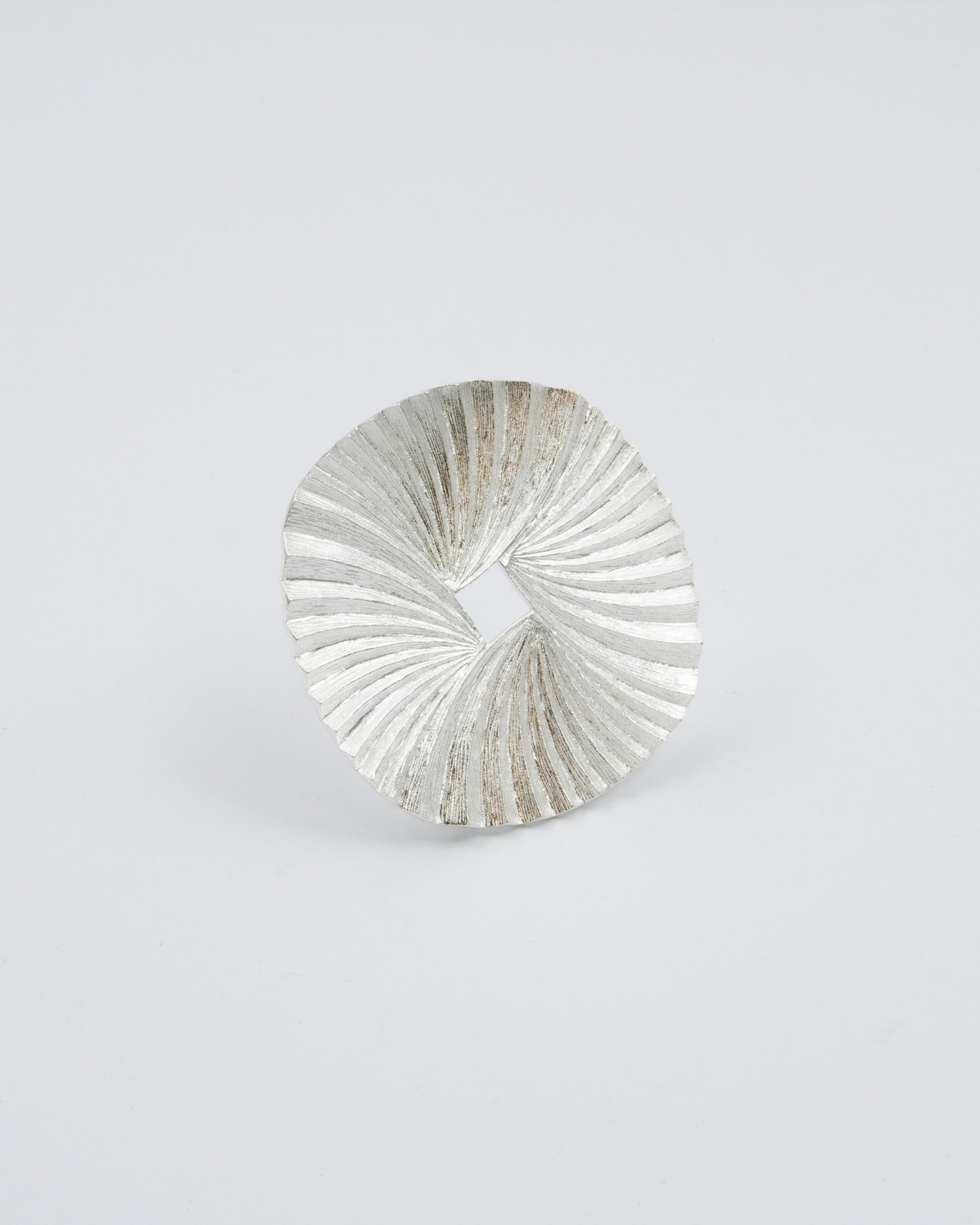 Pidetty Plisé-solkiriipus 45 cm hopea