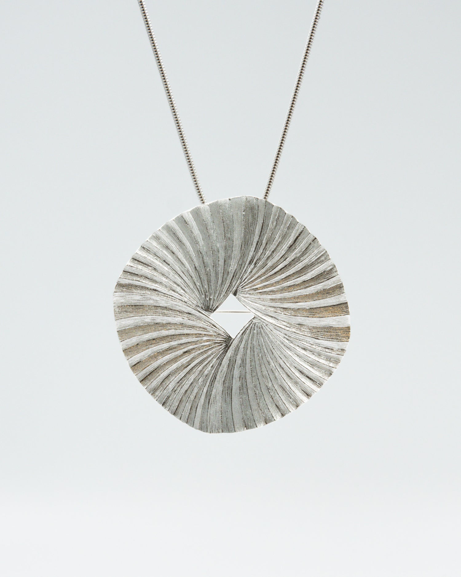 Pidetty Plisé-solkiriipus 45 cm hopea