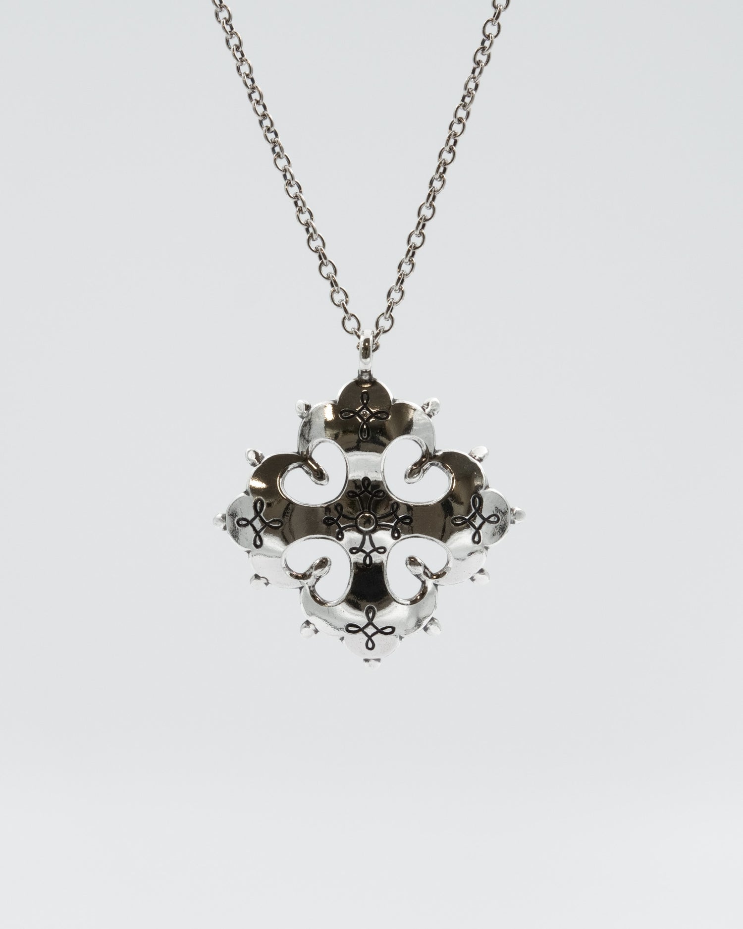 Pidetty Raja-Karjalan ristiriipus pieni hopea