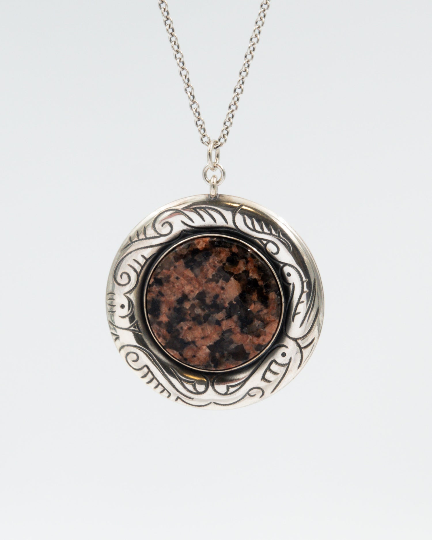 Pidetty kiviriipus 1616 hopea graniitti