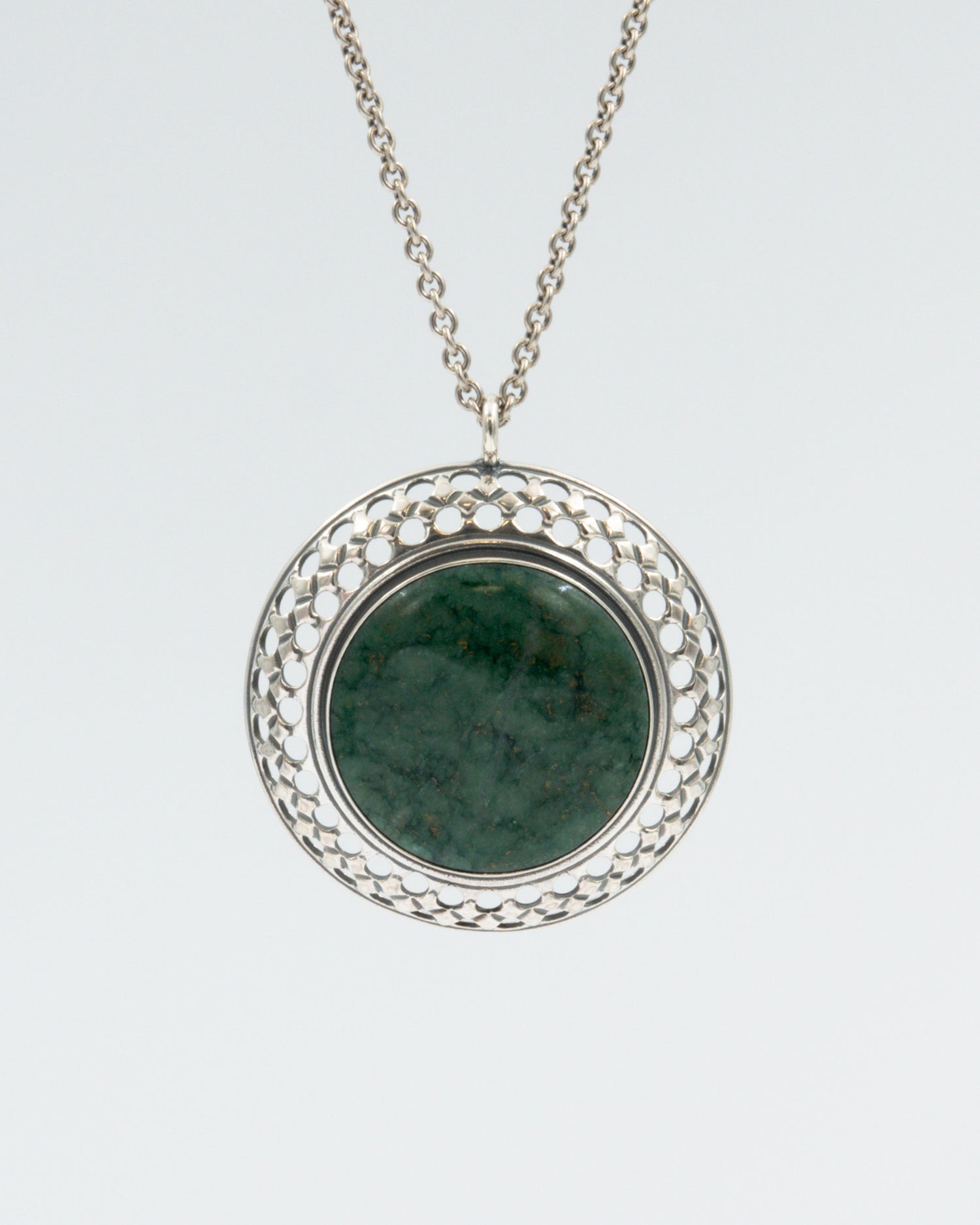 Pidetty kiviriipus 1621 hopea kromimarmori