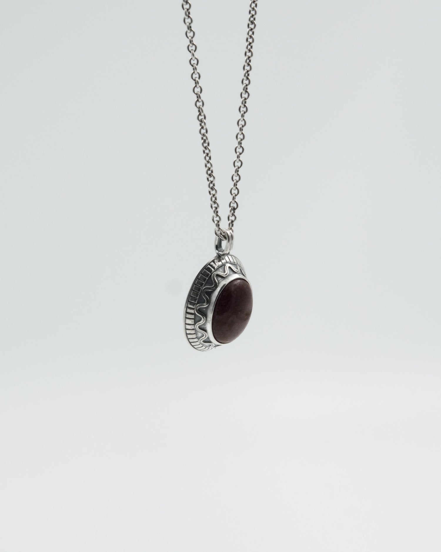 Pidetty kiviriipus 60 cm hopea rodoniitti