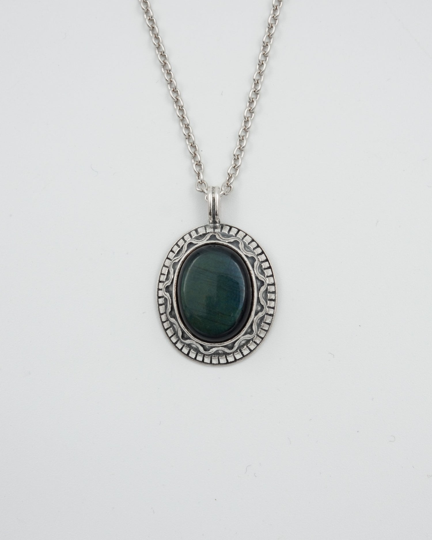 Pidetty kiviriipus 60 cm hopea spektroliitti