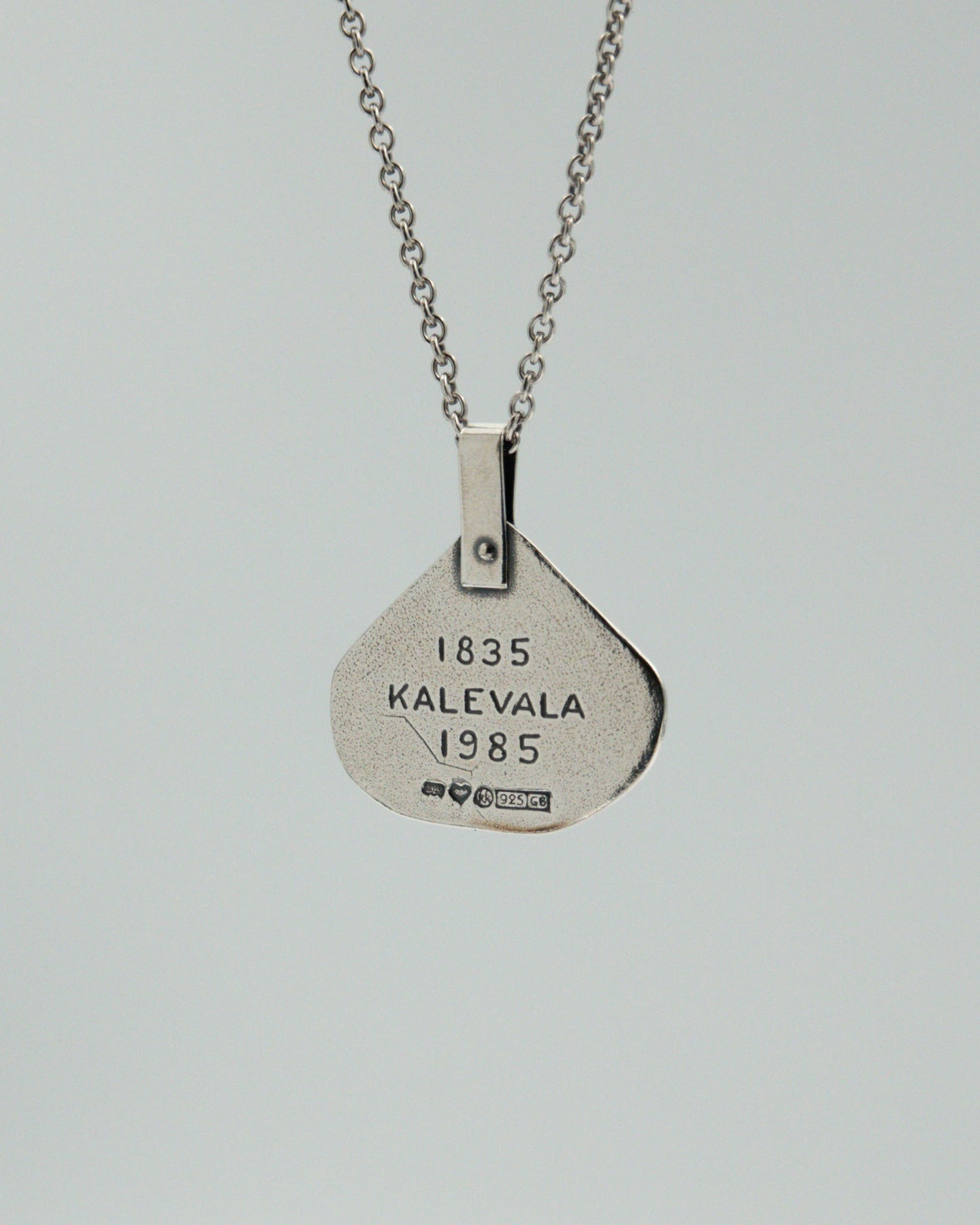 Pidetty Kalevala 150 vuotta -juhlariipus hopea