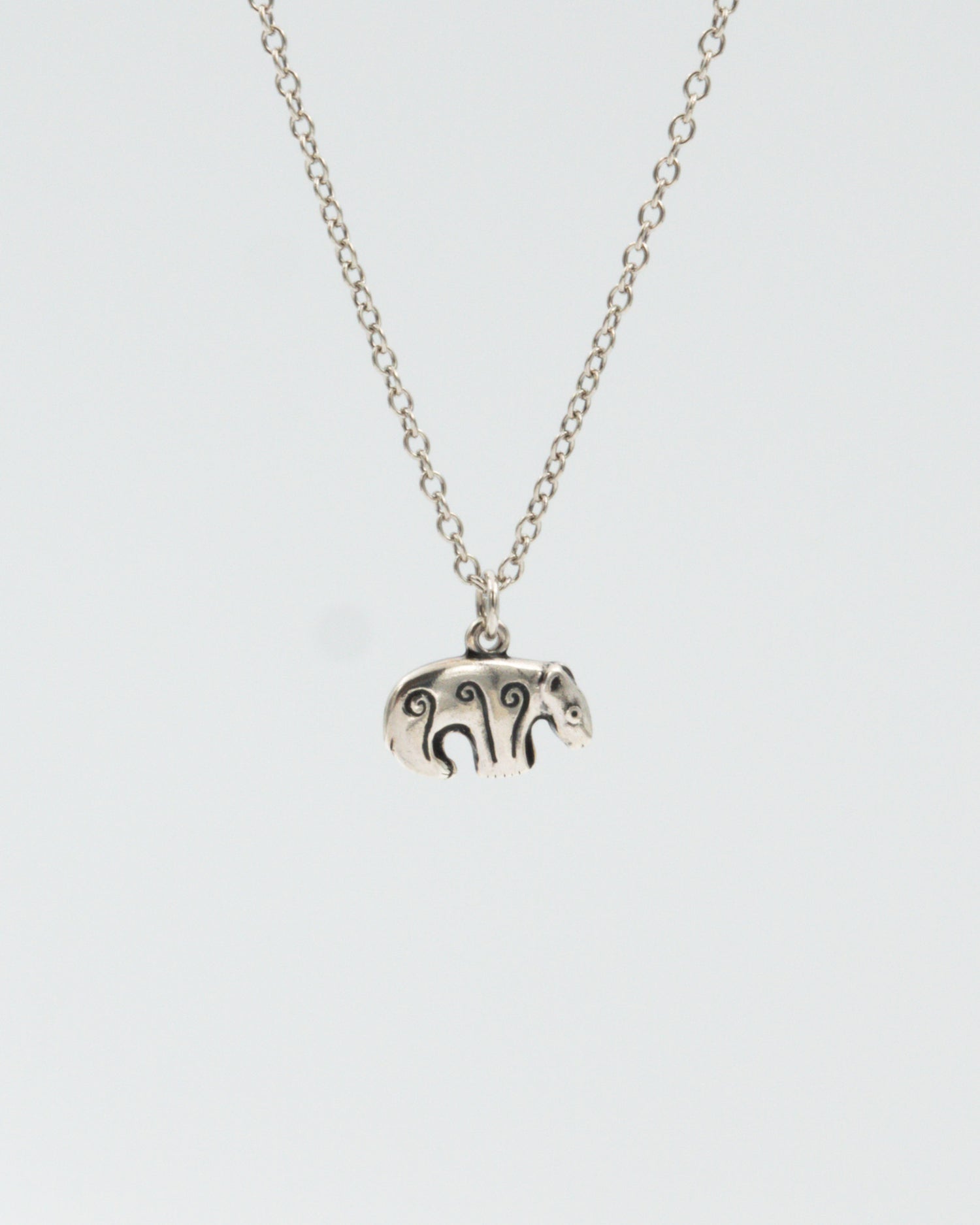 Pidetty Kalevankarhu-riipus pieni 42 cm hopea