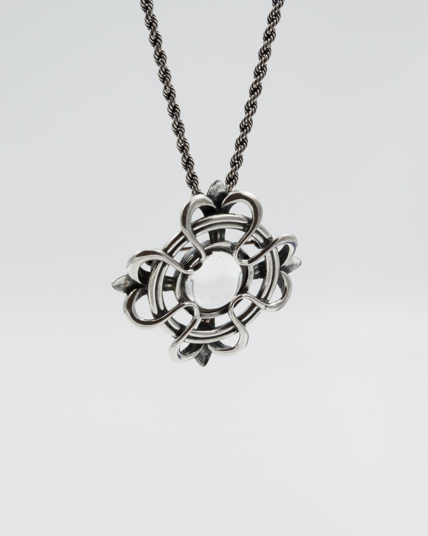 Pidetty Lilja-solkiriipus 60 cm hopea vuorikide