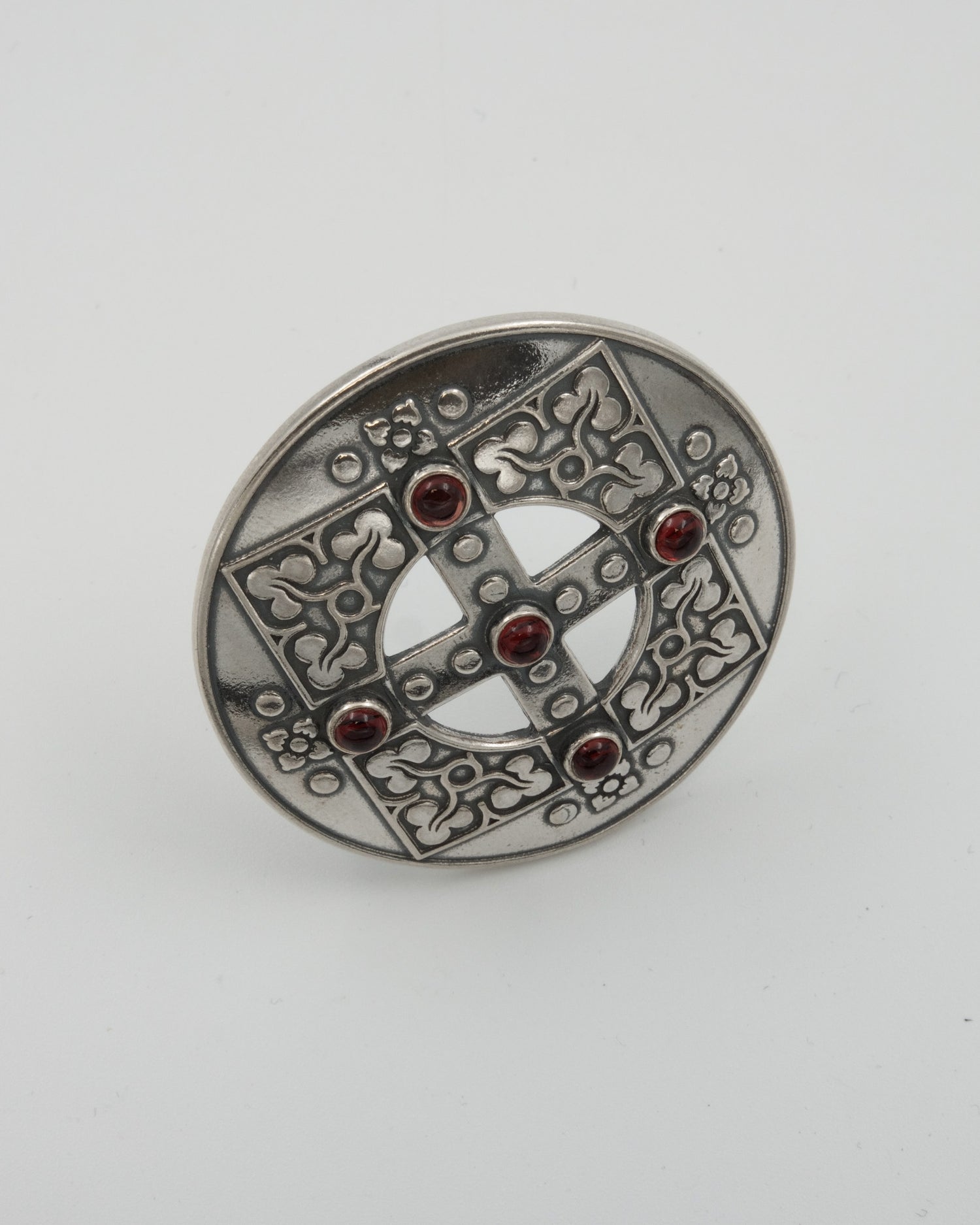 Pidetty Sancta Birgitta -solkiriipus 45 cm hopea granaatti