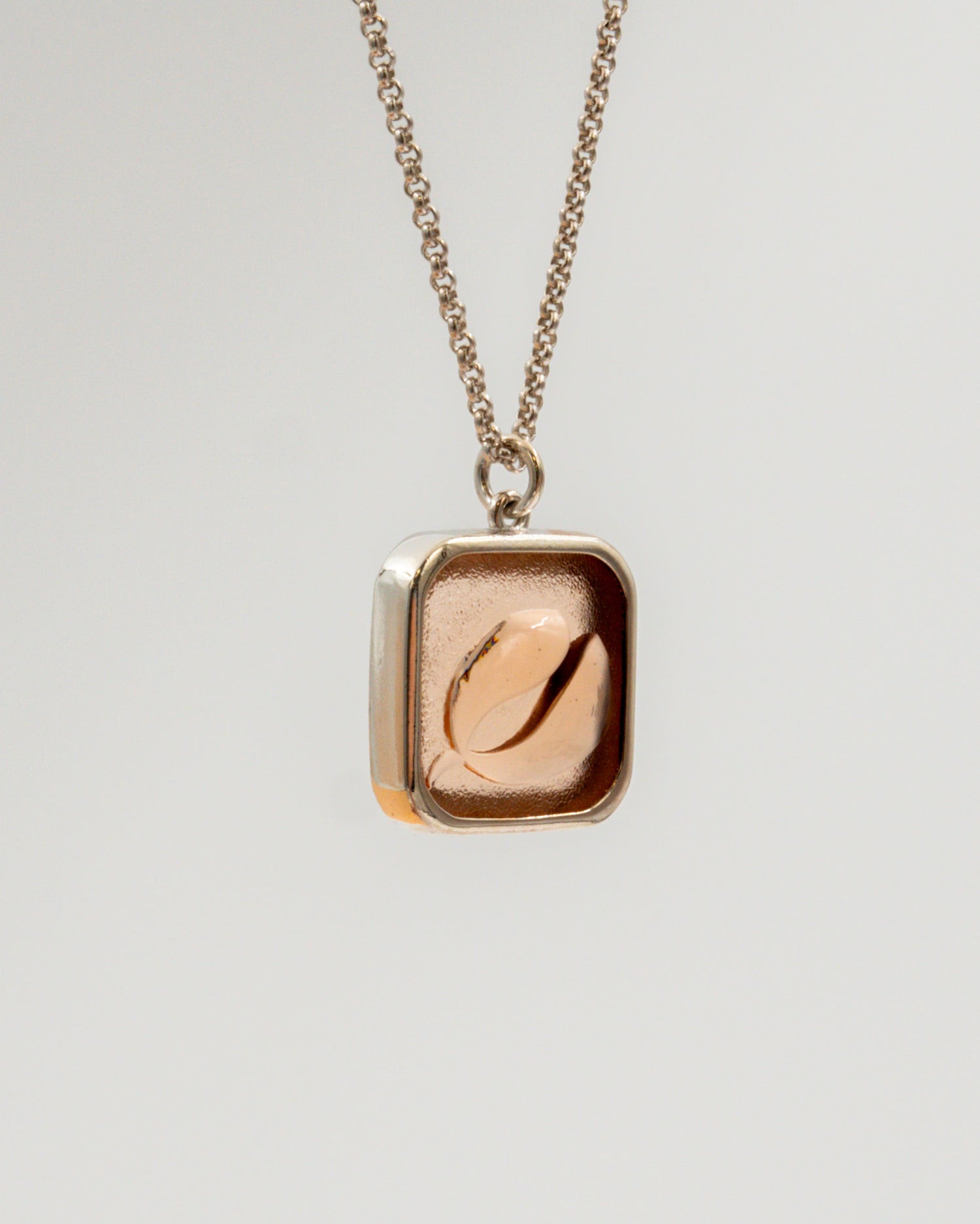 Pidetty Hoffmannin kertomukset -riipus 50 cm hopea roosa