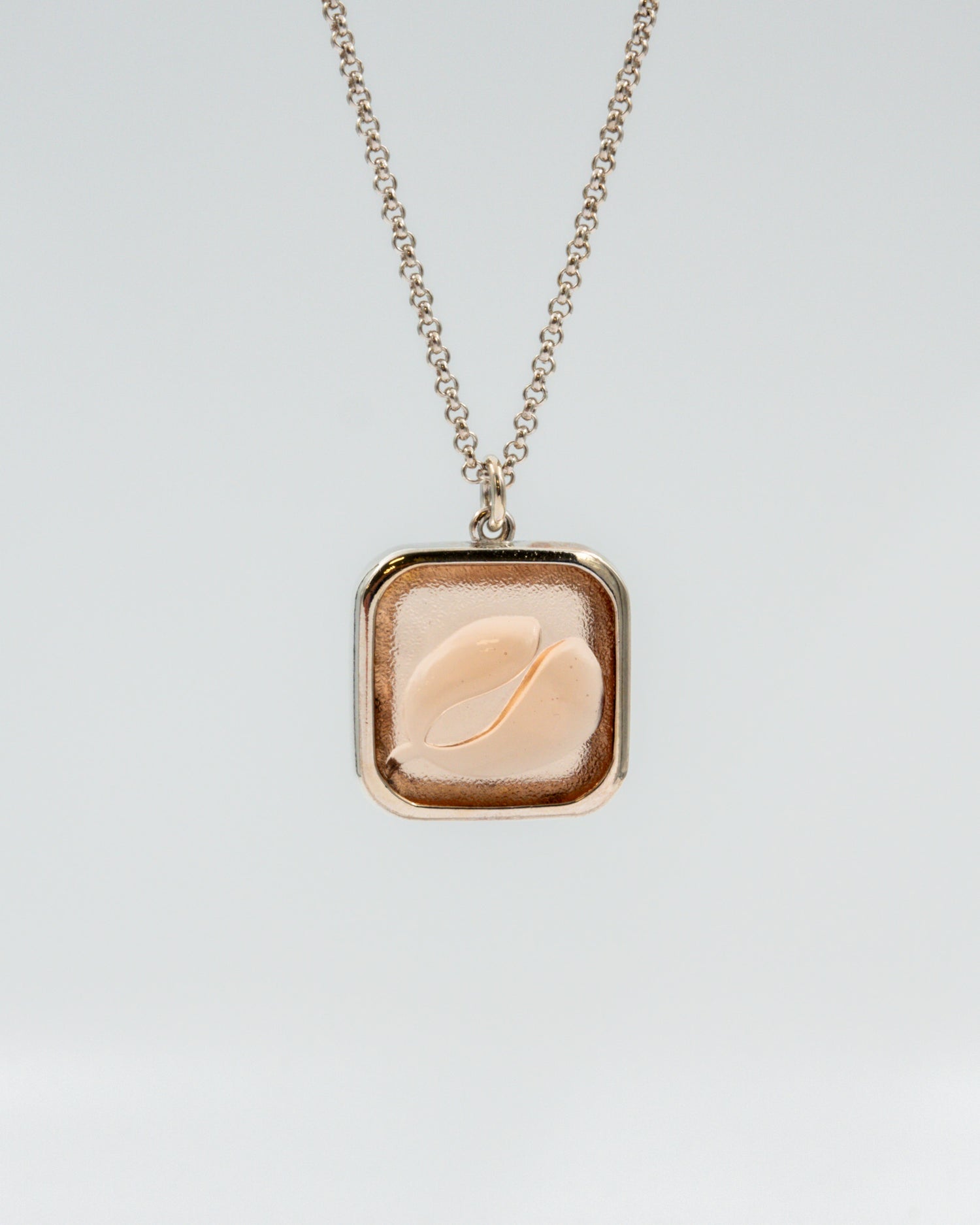 Pidetty Hoffmannin kertomukset -riipus 50 cm hopea roosa