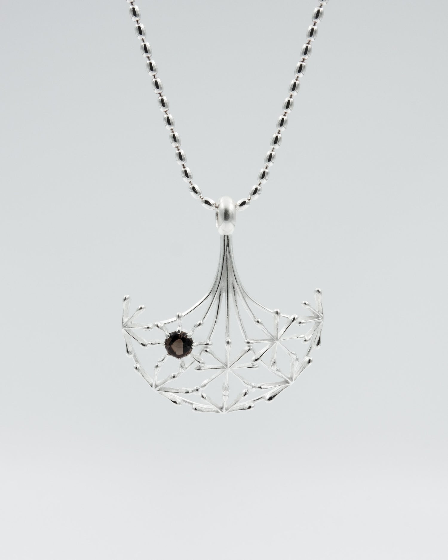 Pidetty Naisen ääni -riipus 50 cm hopea savukvartsi