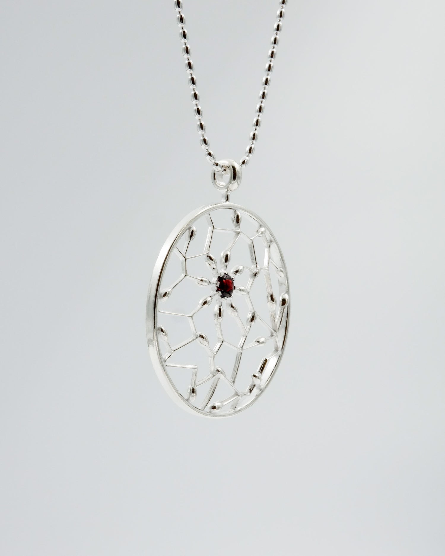 Pidetty Carmen-riipus iso 42 cm hopea