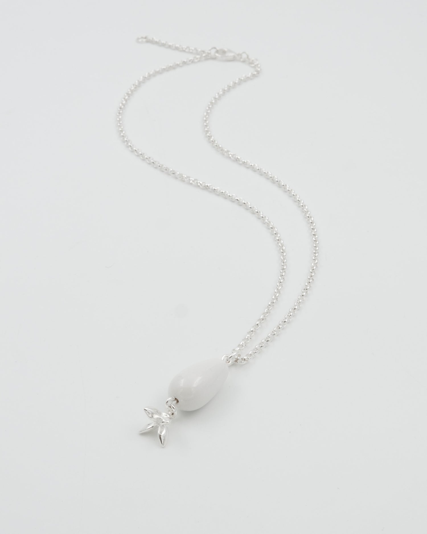 Pidetty Onerva-riipus 45 cm hopea