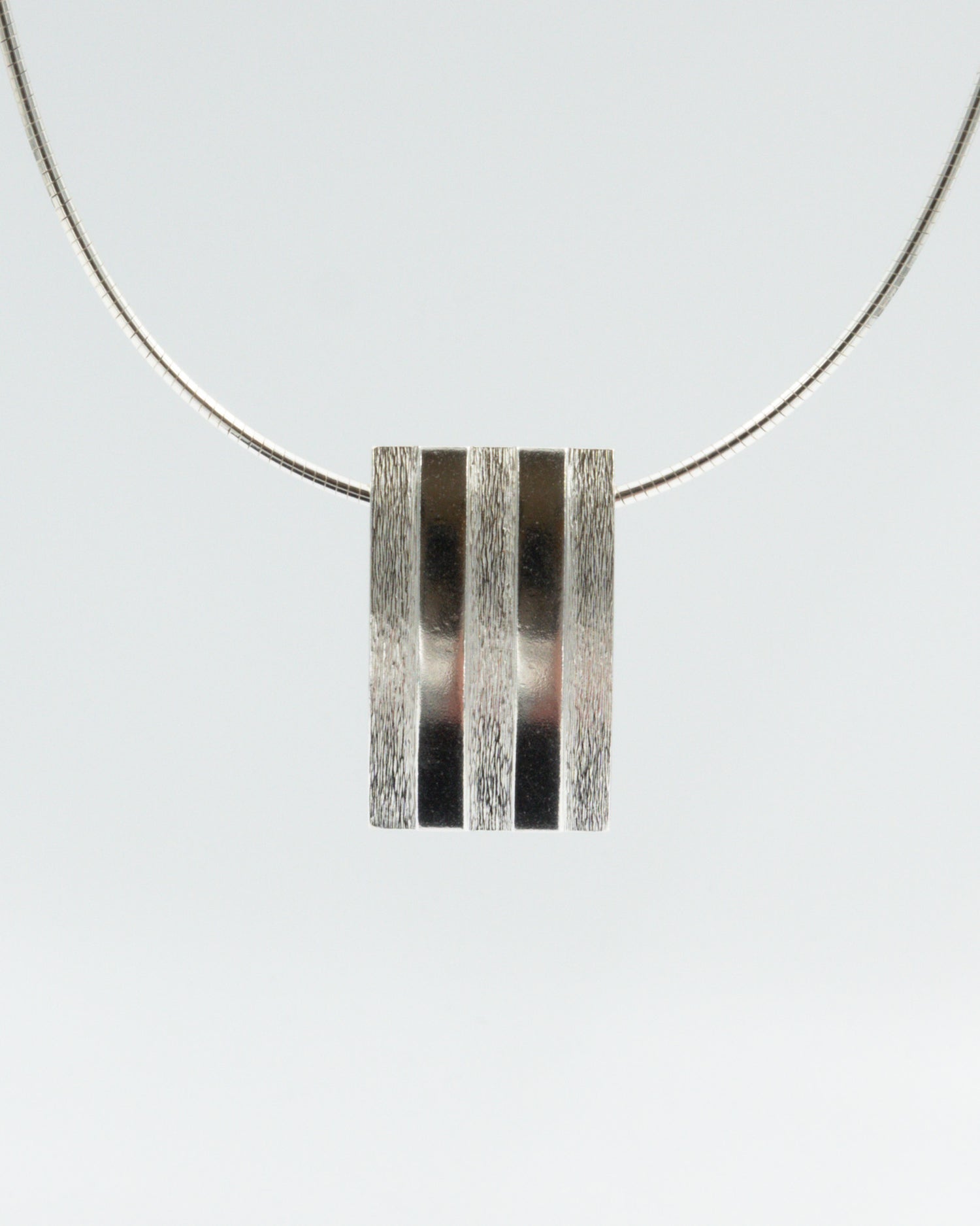 Pidetty Opus-riipus vaijerilla hopea