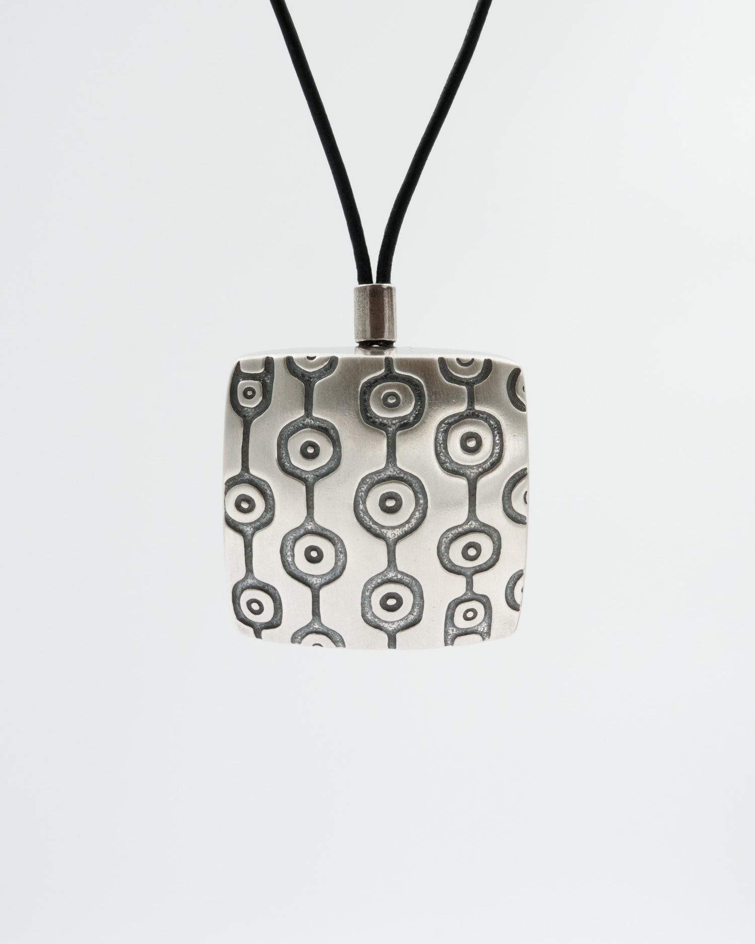 Pidetty Maan voima -solkiriipus 45 cm hopea