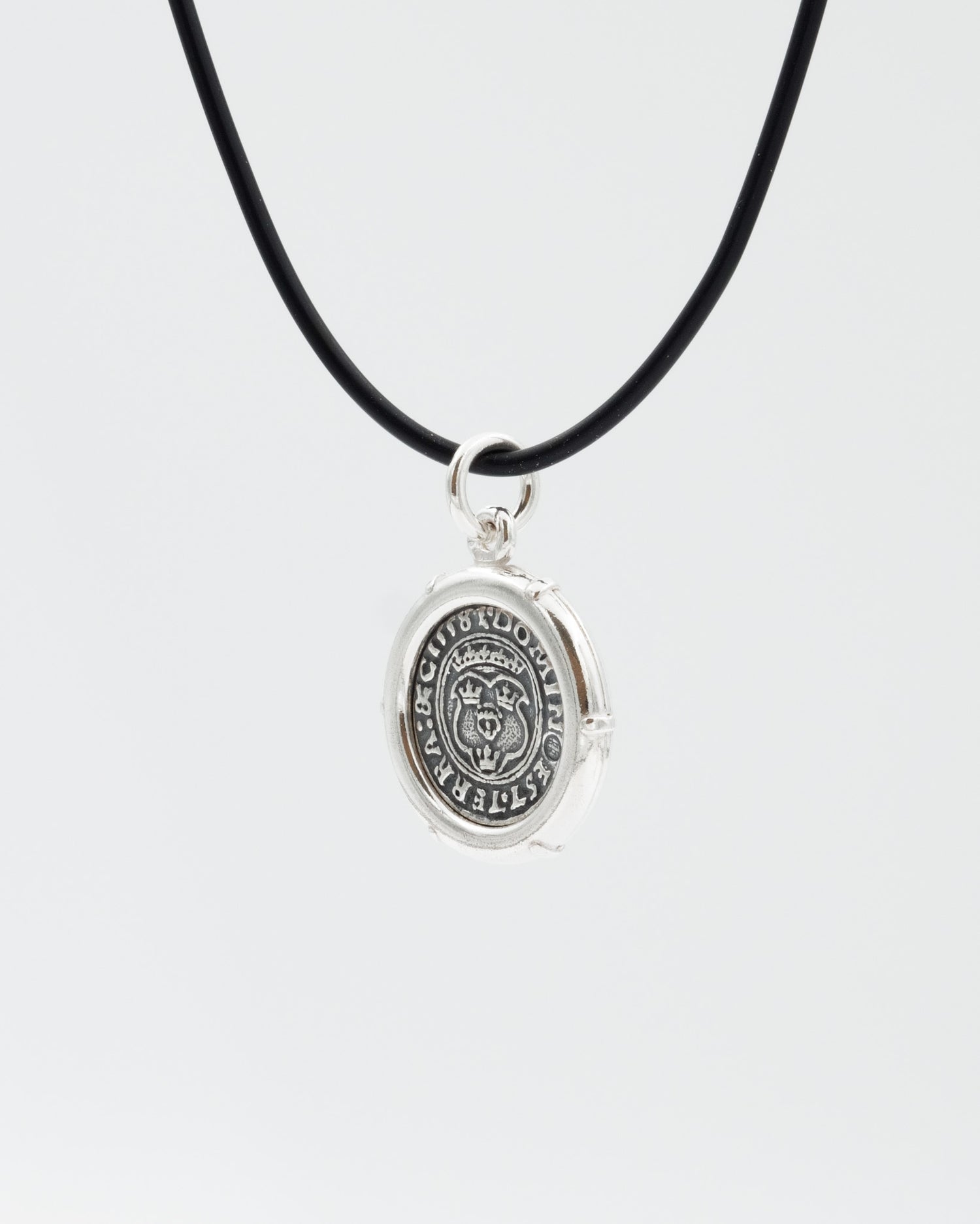 Pidetty Puolimarkka-riipus 45 cm hopea