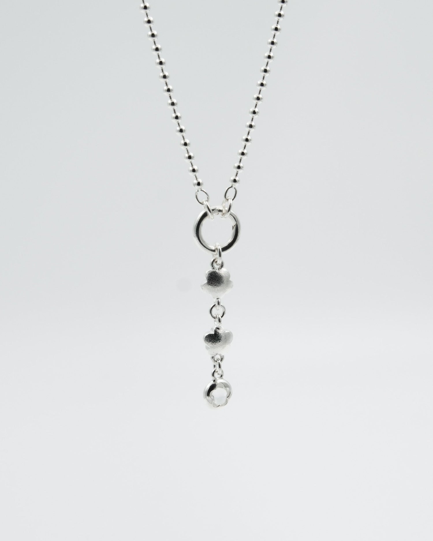 Pidetty Ainoa-riipus 45 cm hopea vuorikide