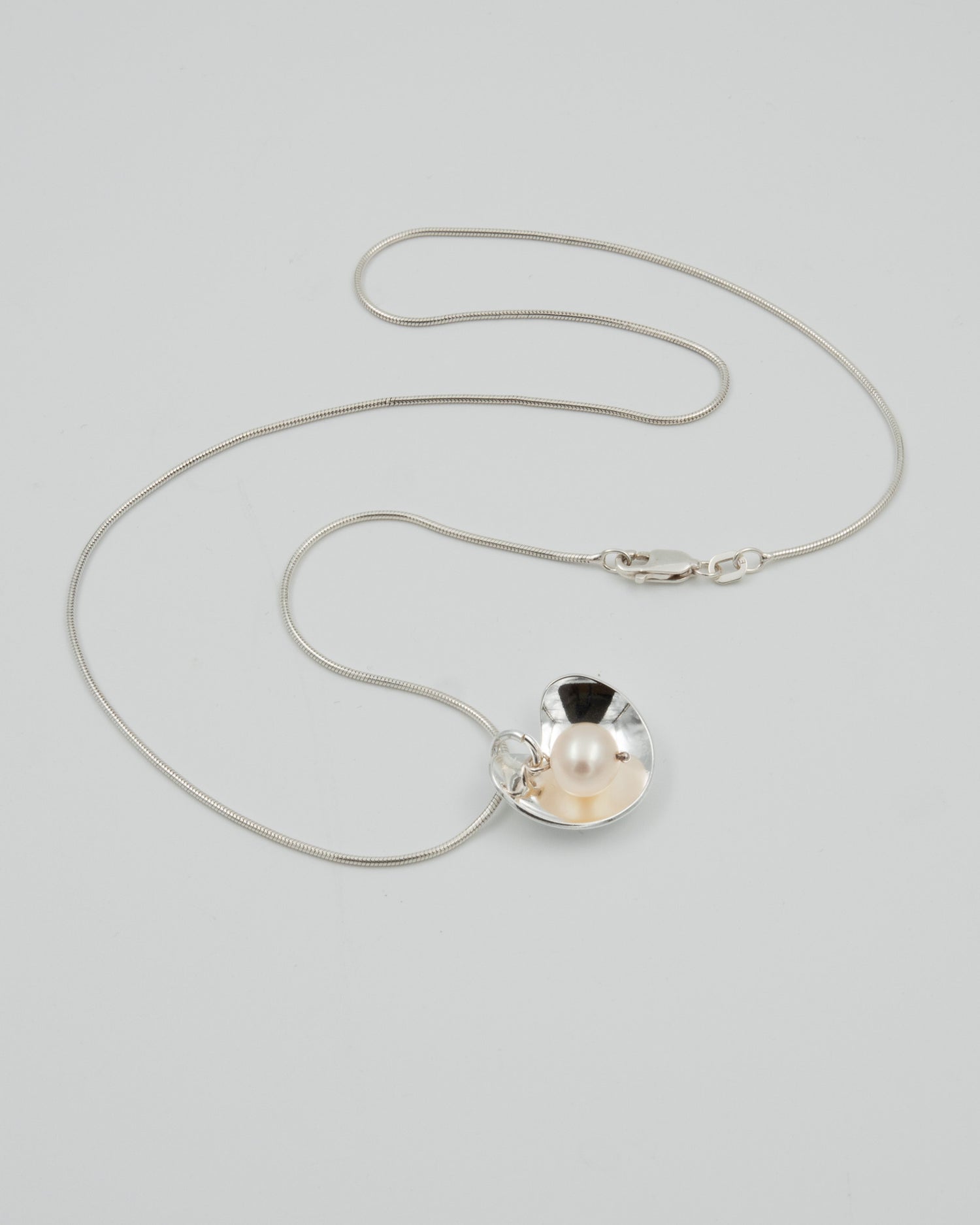 Pidetty Suojassa-riipus 45 cm hopea helmi