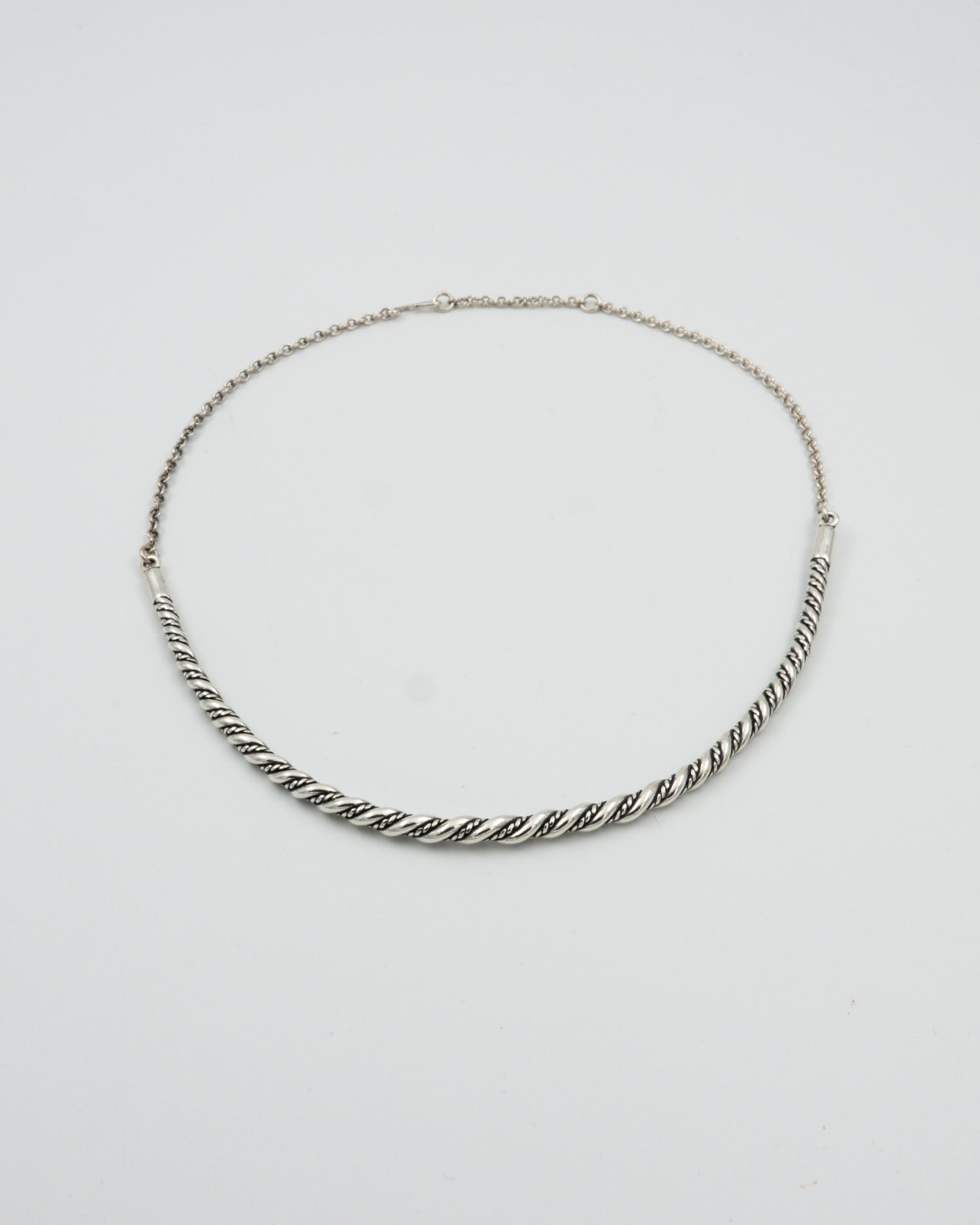 Pidetty Halikon kierrekääty 47 cm hopea