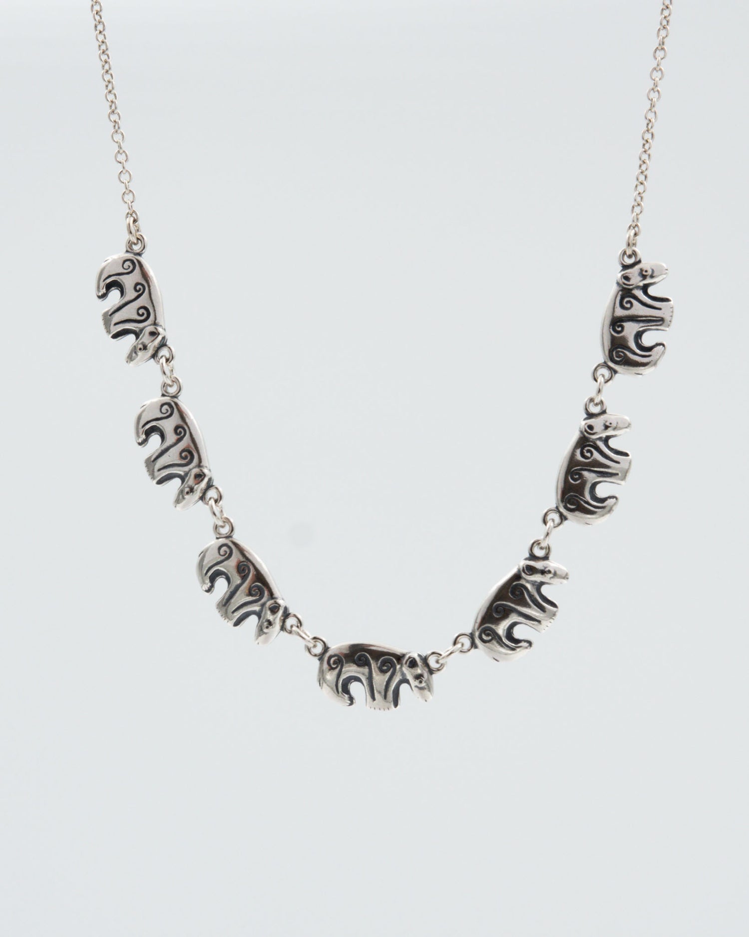 Pidetty Kalevankarhu-kaulakoru 42/45 cm hopea