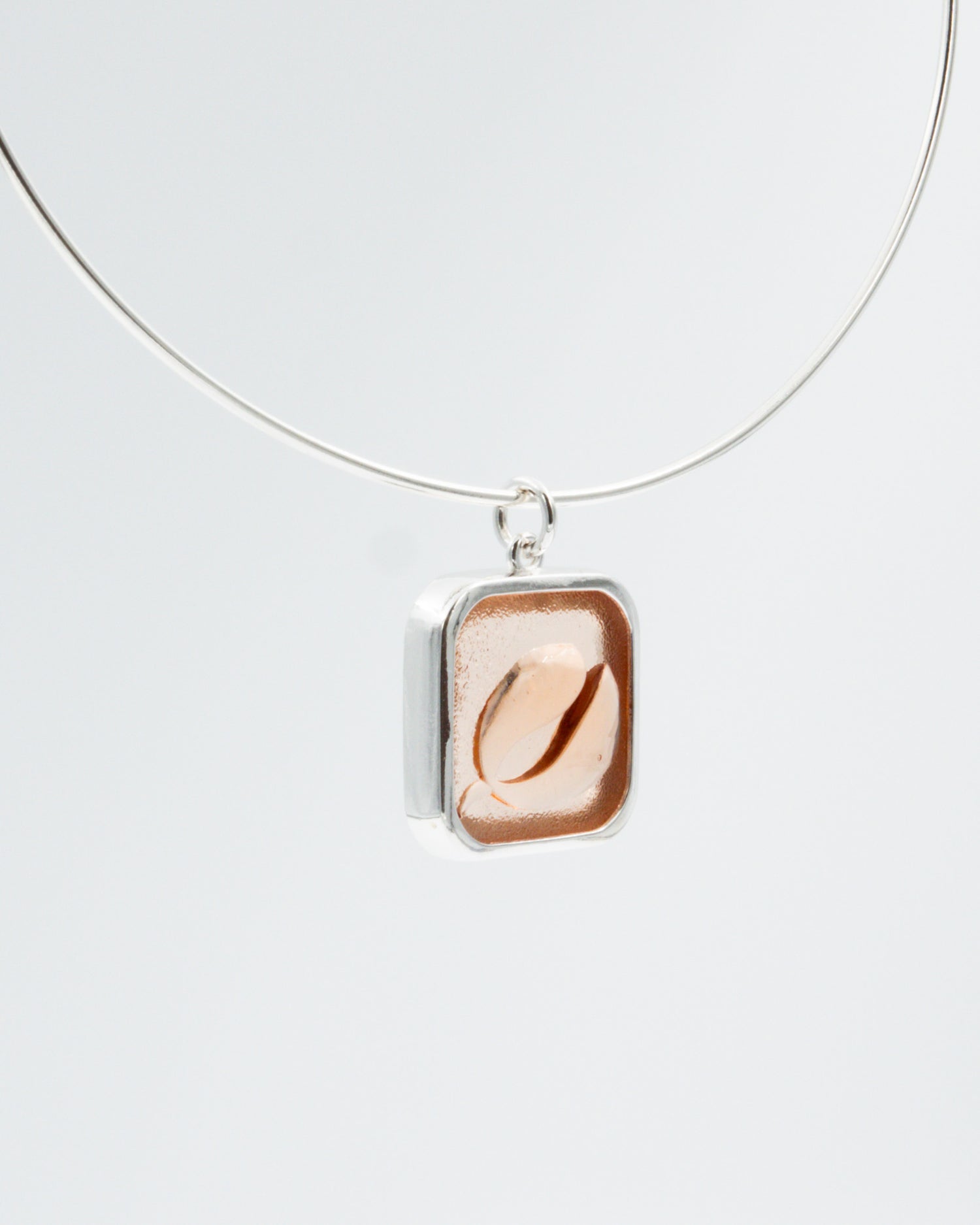 Pidetty Hoffmannin kertomukset -kaulakoru hopea roosa