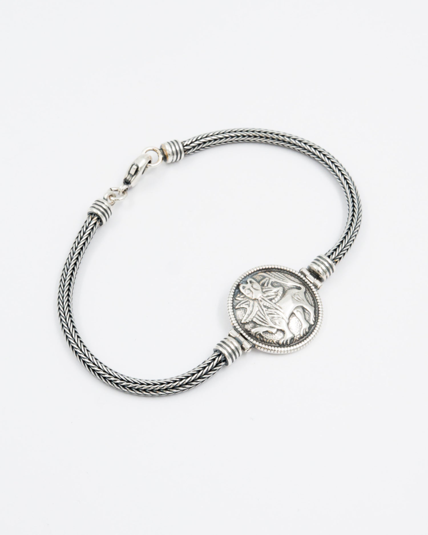 Pidetty Aurinkoleijona-rannekoru 20,5 cm hopea