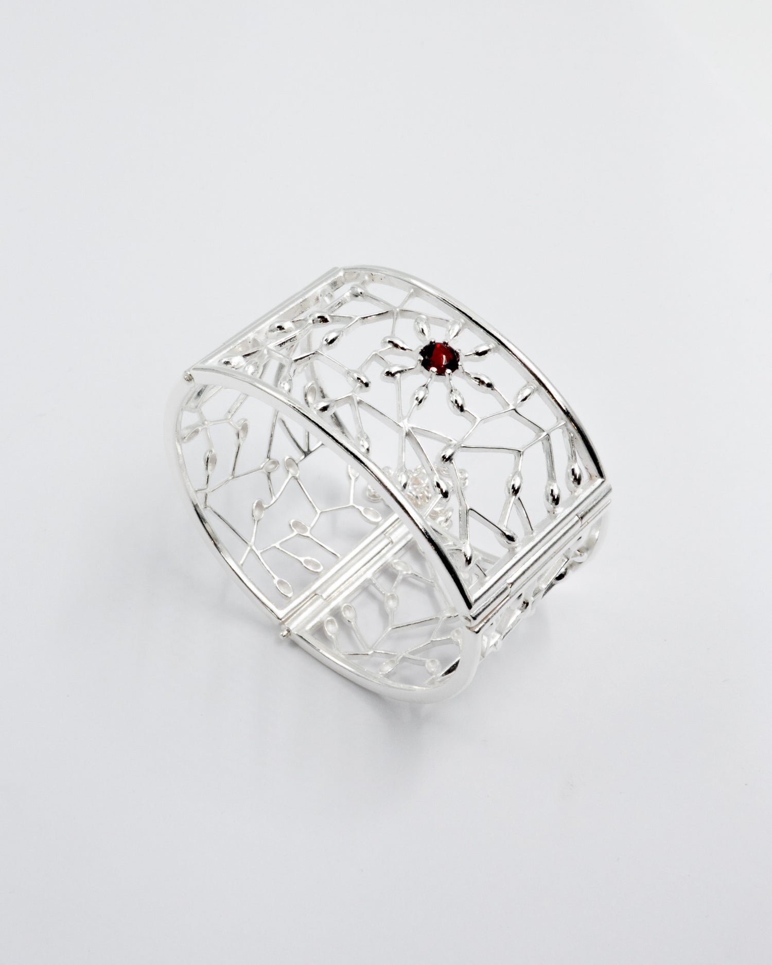 Pidetty Carmen-rannekoru hopea granaatti