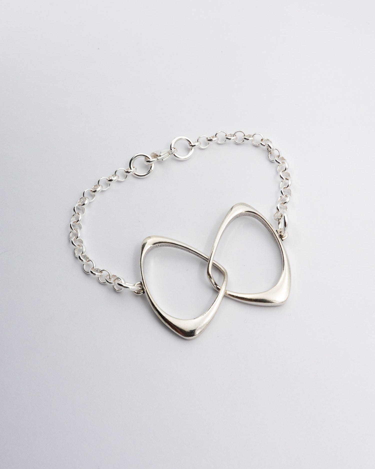 Pidetty Hopeasiipi-rannekoru hopea