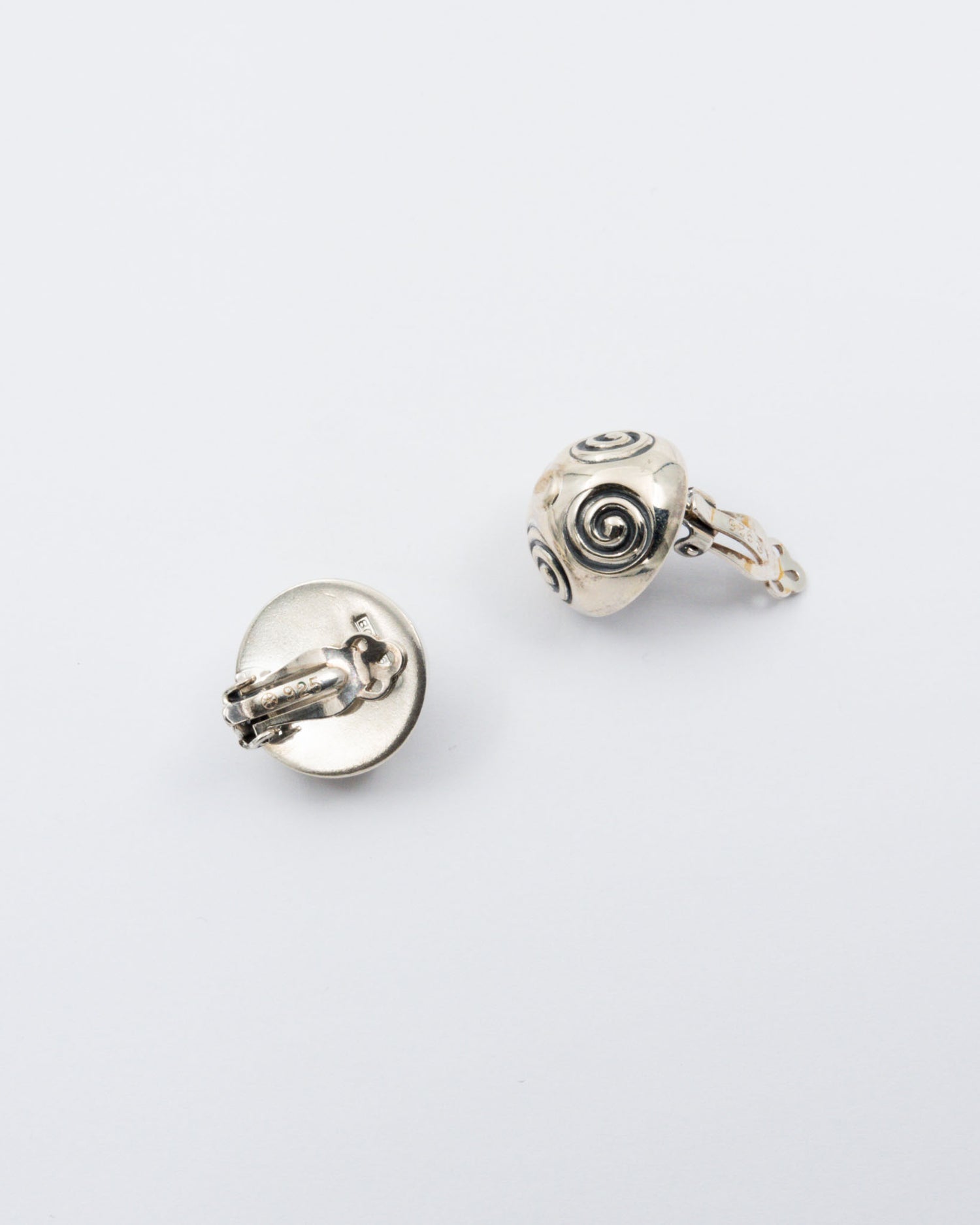 Pidetty Halikon spiraalipallokorvakorut hopea klipsi