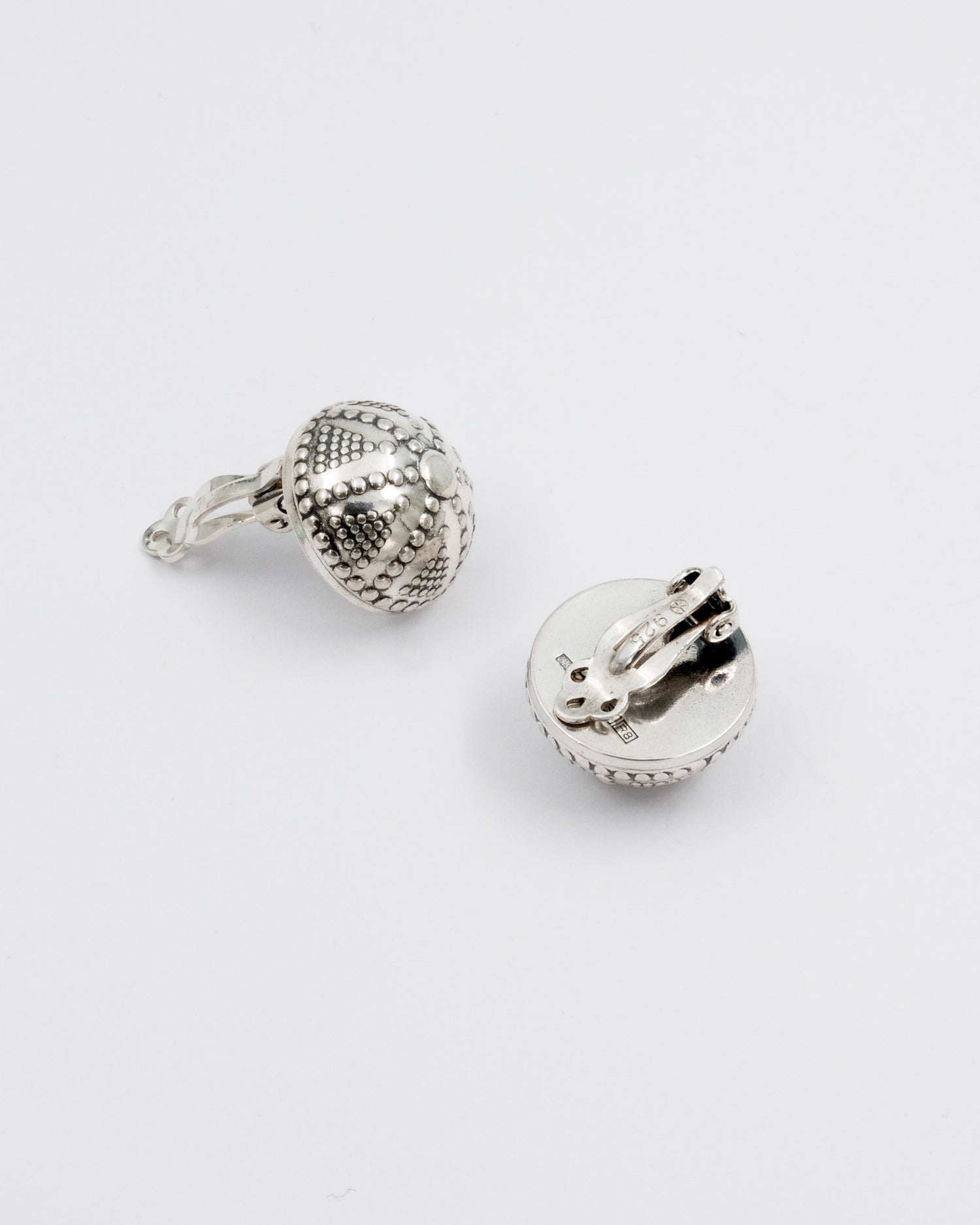 Pidetty Halikon filigraanipallokorvakorut hopea klipsi