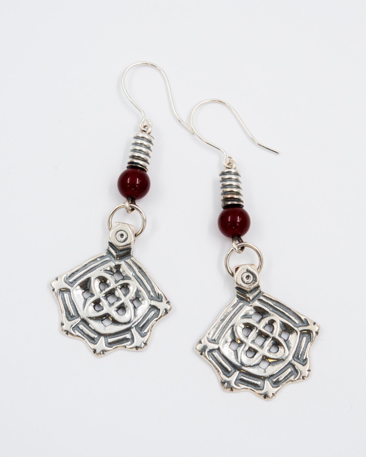 Pidetty Kanteletar-korvakorut hopea karneoli