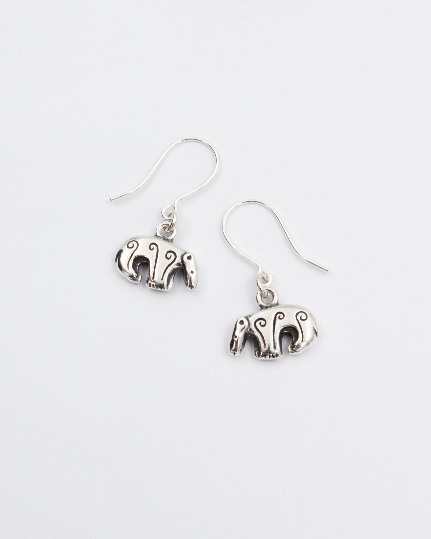 Pidetty Kalevankarhu-koukkukorvakorut hopea