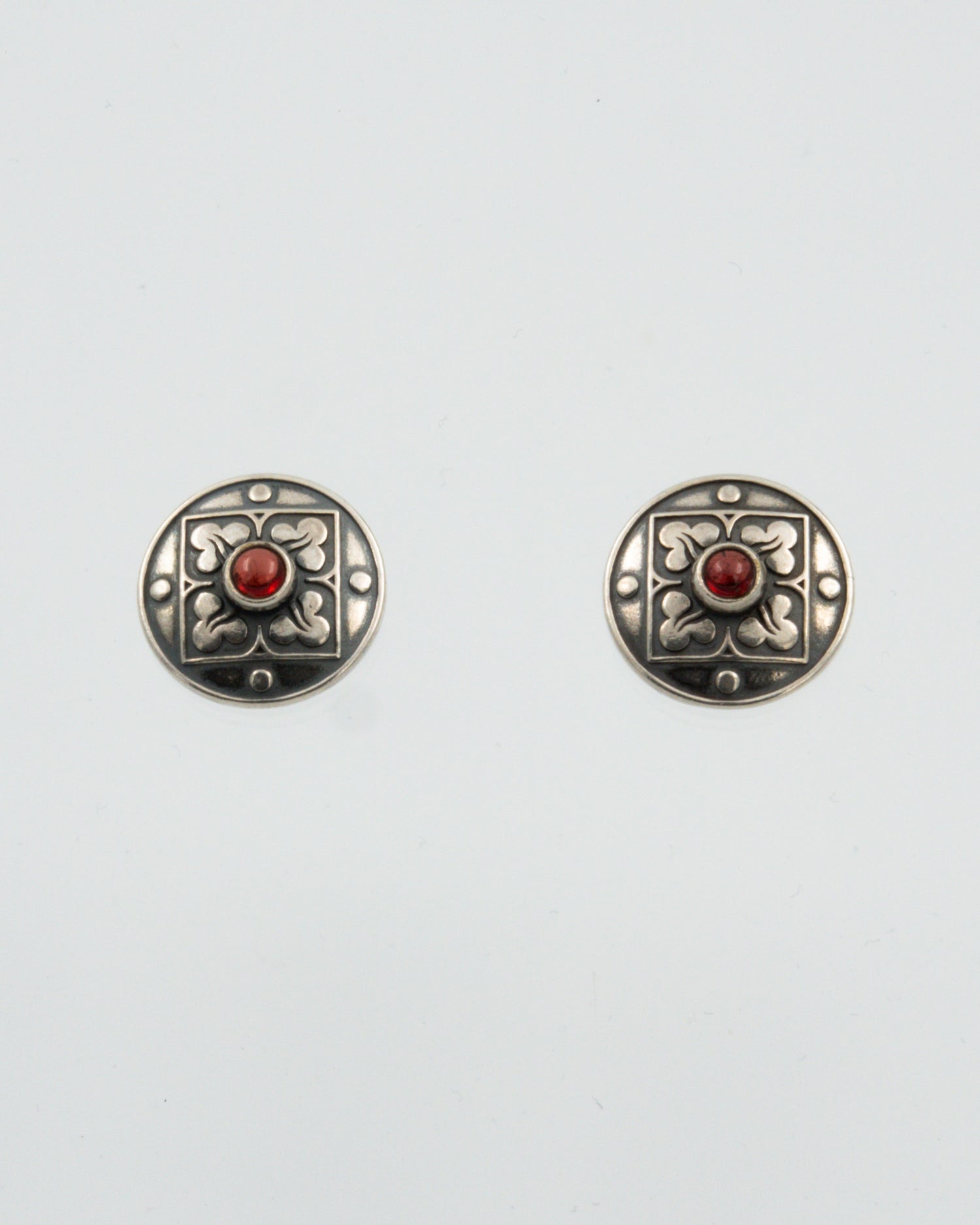 Pidetty Pyhä Birgitta -korvakorut hopea tappi granaatti