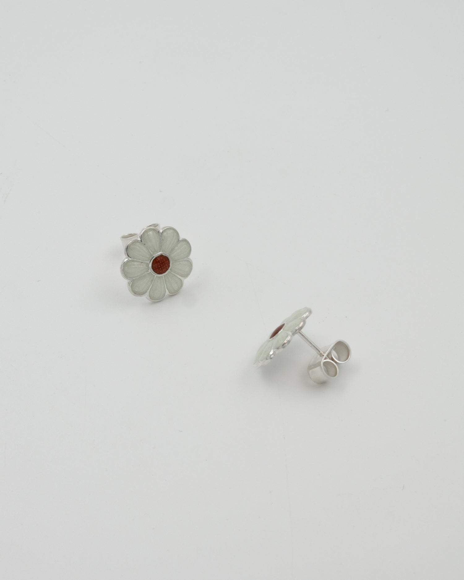 Pidetty Kukkaketo-korvakorut hopea tappi valkoinen