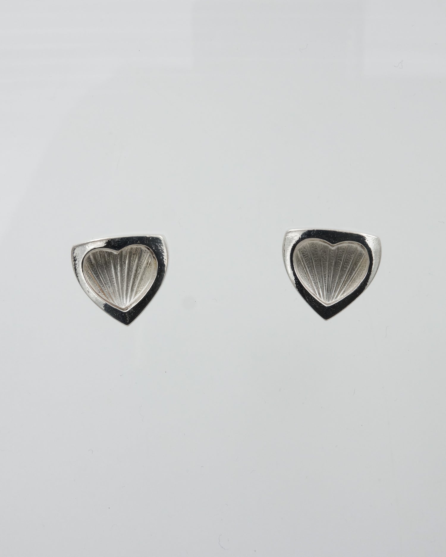 Pidetty Rakkaus-korvakorut tappi hopea kirkas