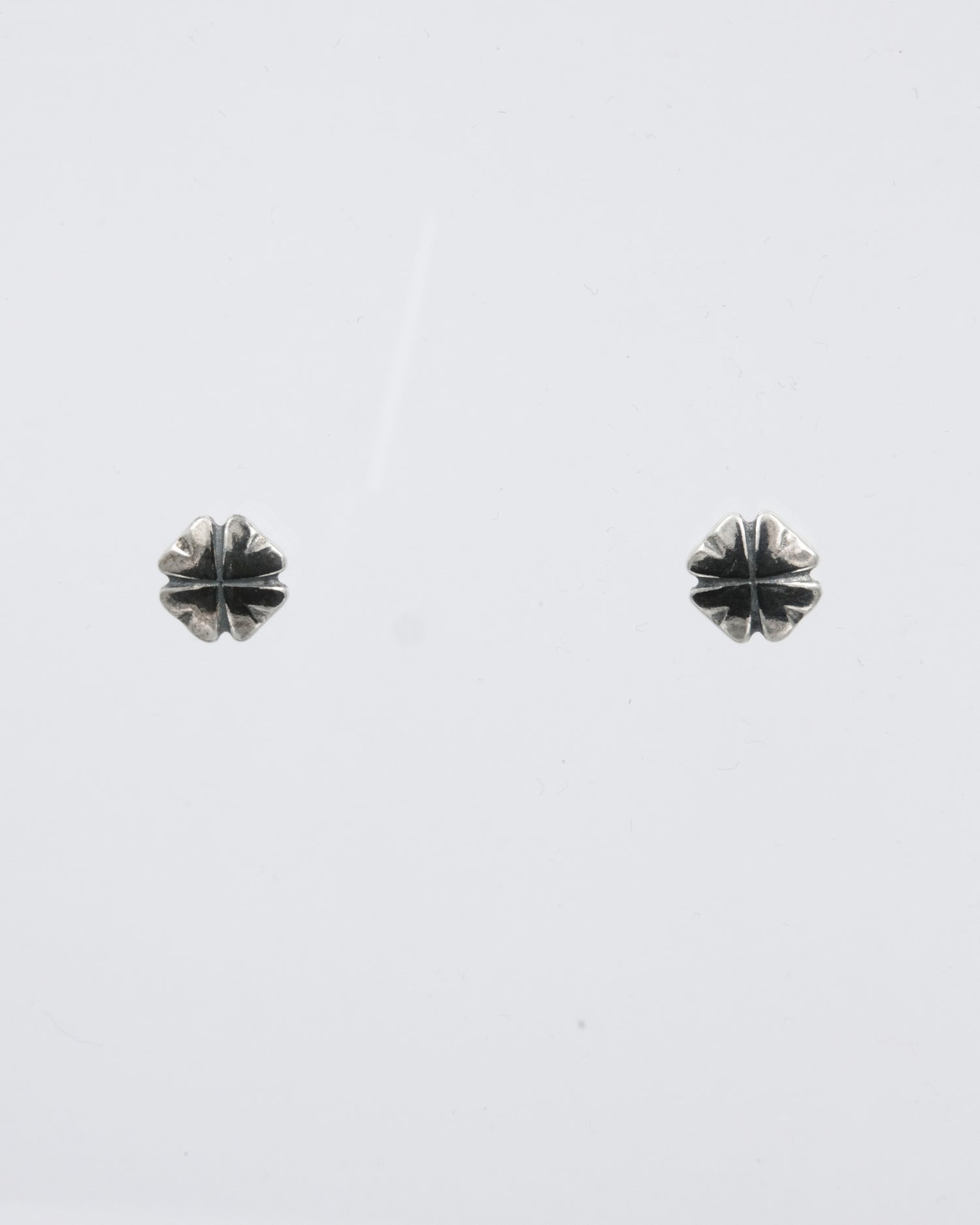 Pidetty Onnenapila-korvakorut hopea