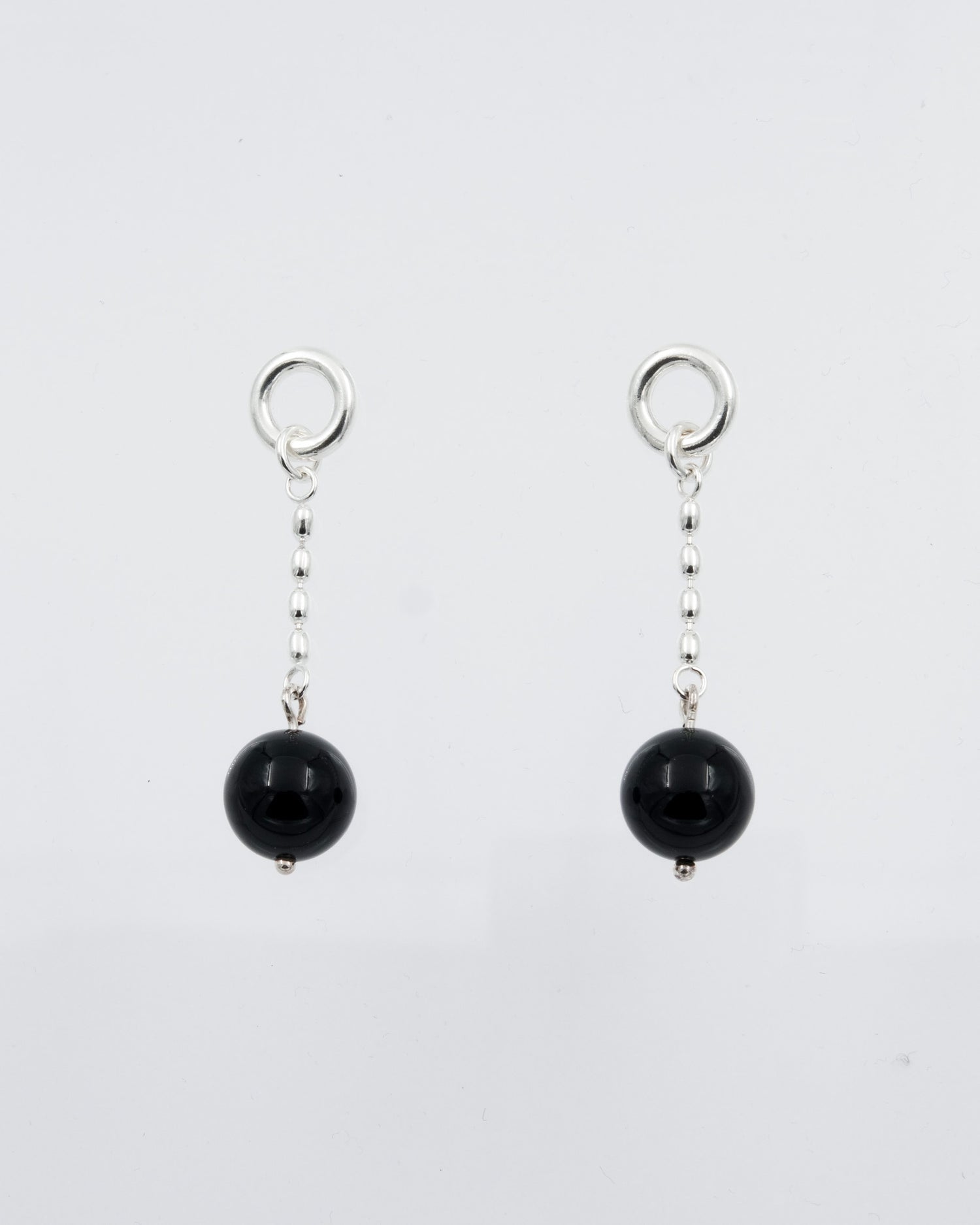 Kept Pore earrings in silver onyx